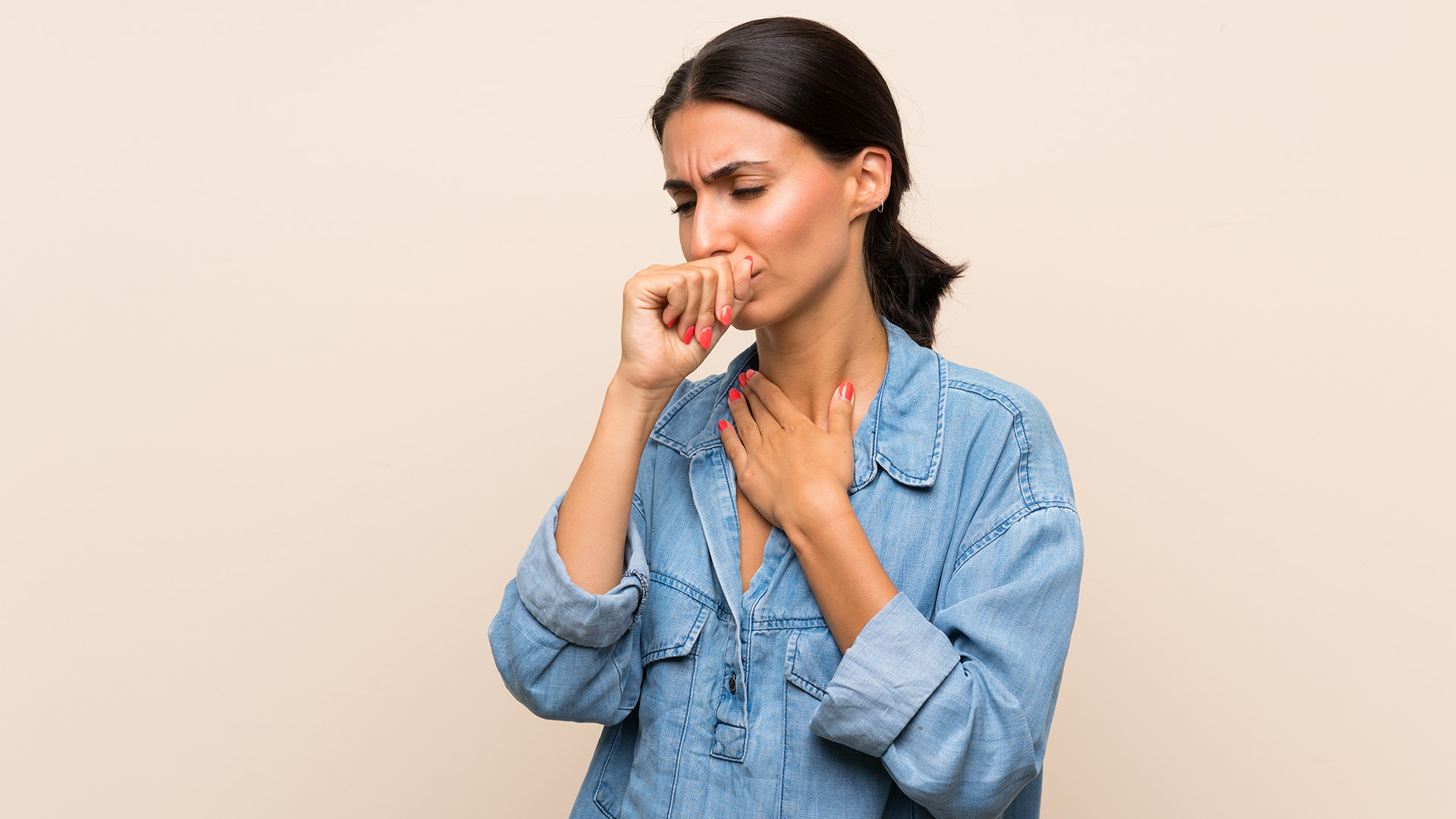 La tos profunda y seca es uno de los principales síntomas del nuevo coronavirus (Shutterstock)