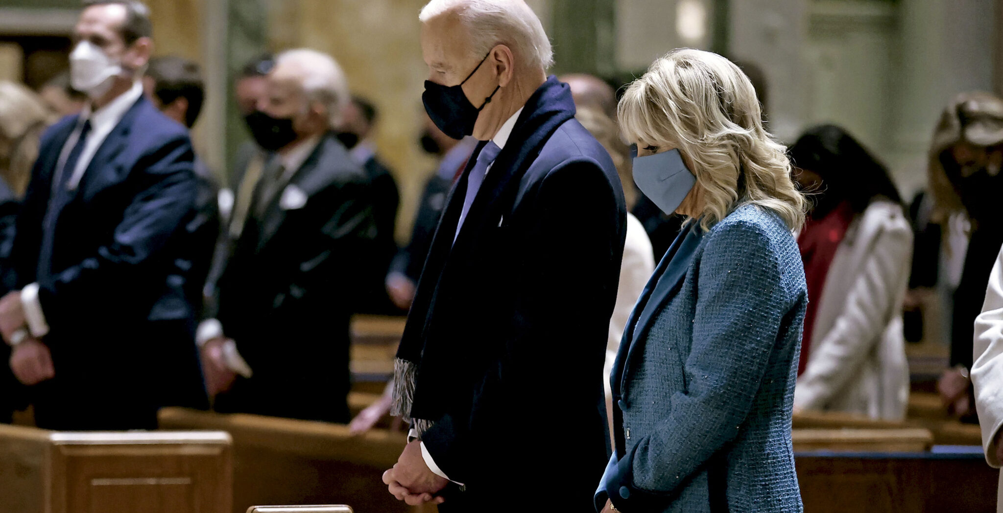 Joe Biden y su esposa Jill durante una misa en la catedral de Washington DC. (Reuters)