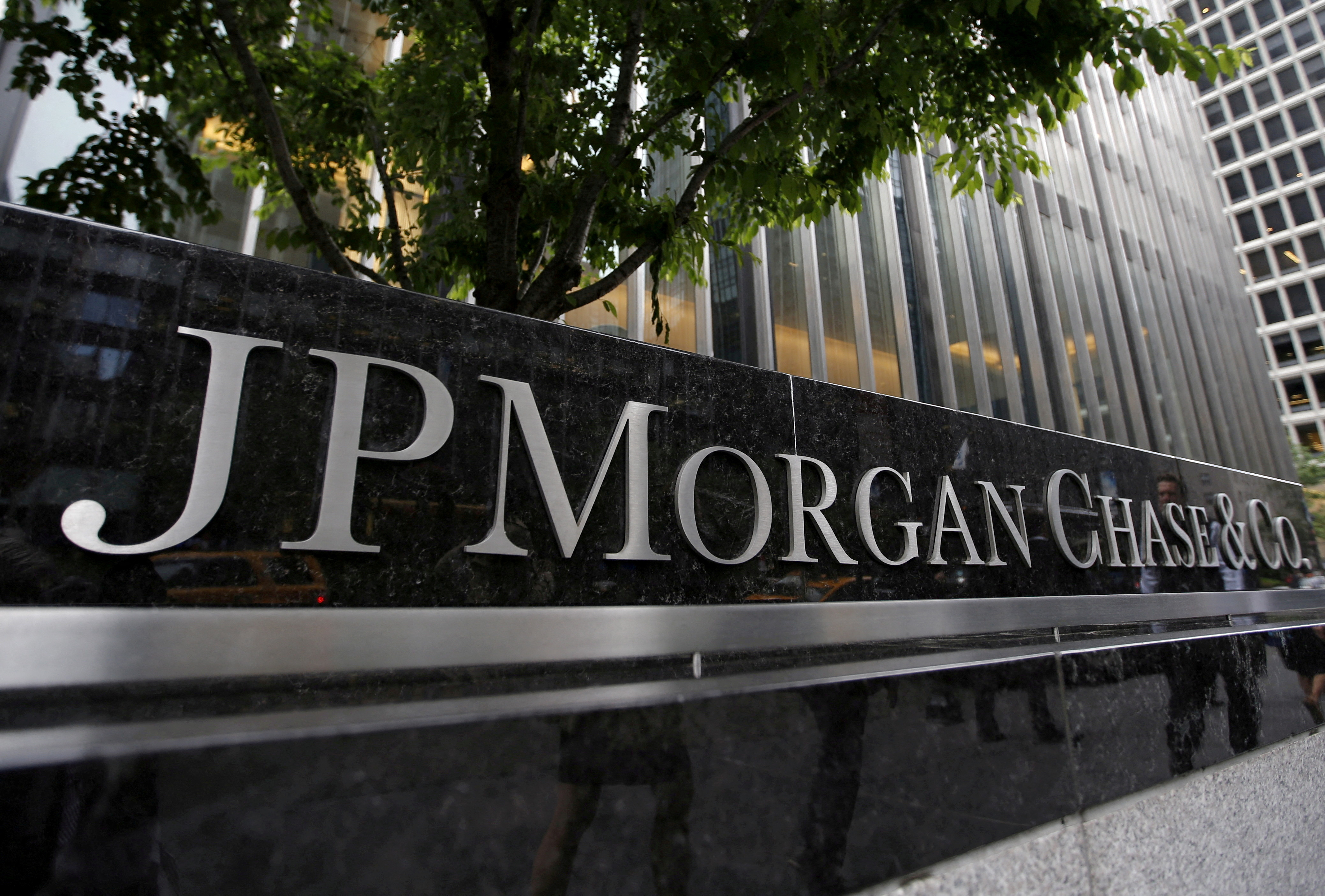 Escándalo en Wall Street: JP Morgan denunció a una emprendedora por inventar millones de clientes para que le compren su startup
