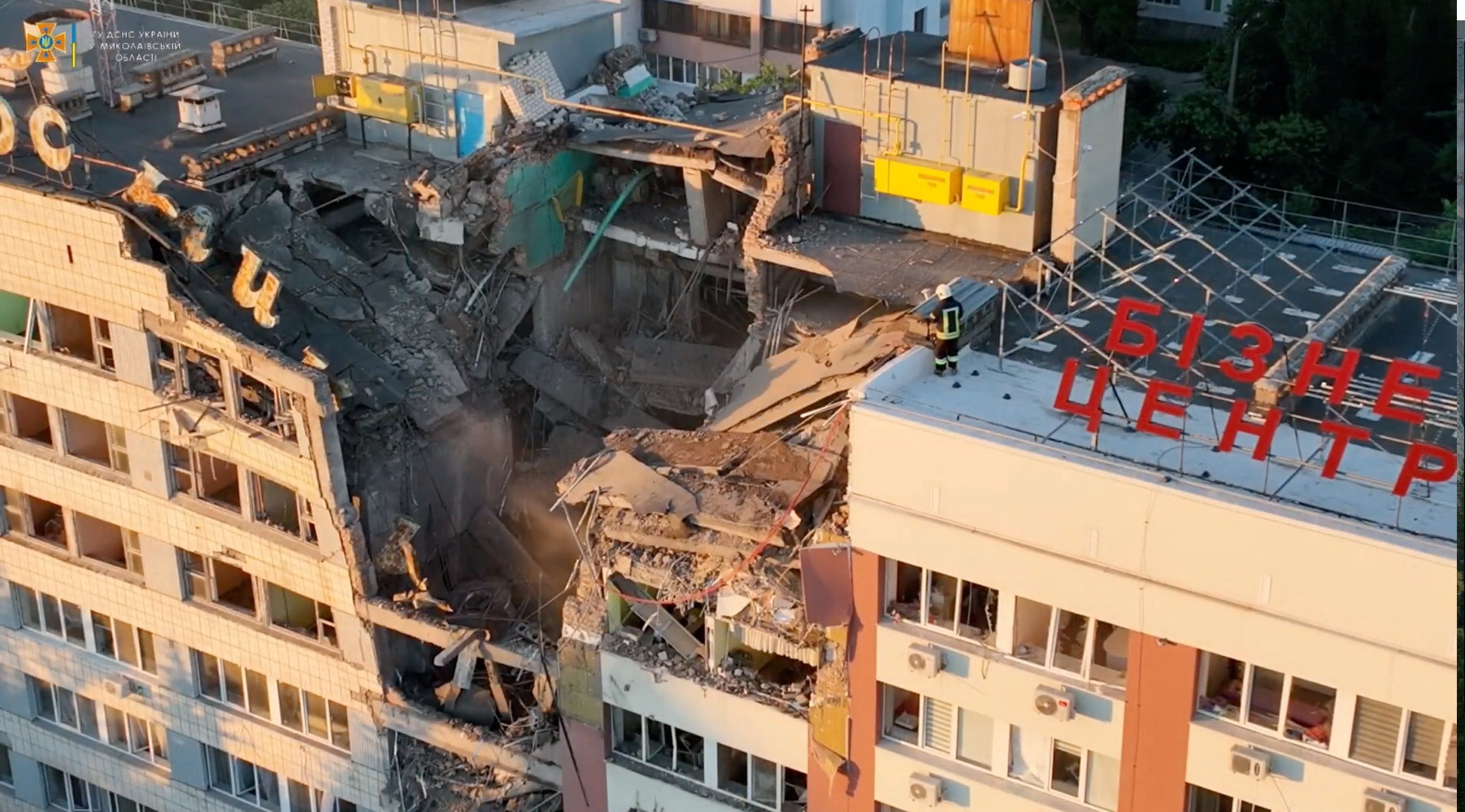 Rescatistas trabajan en uno de los edificios atacados en Mykolaiv