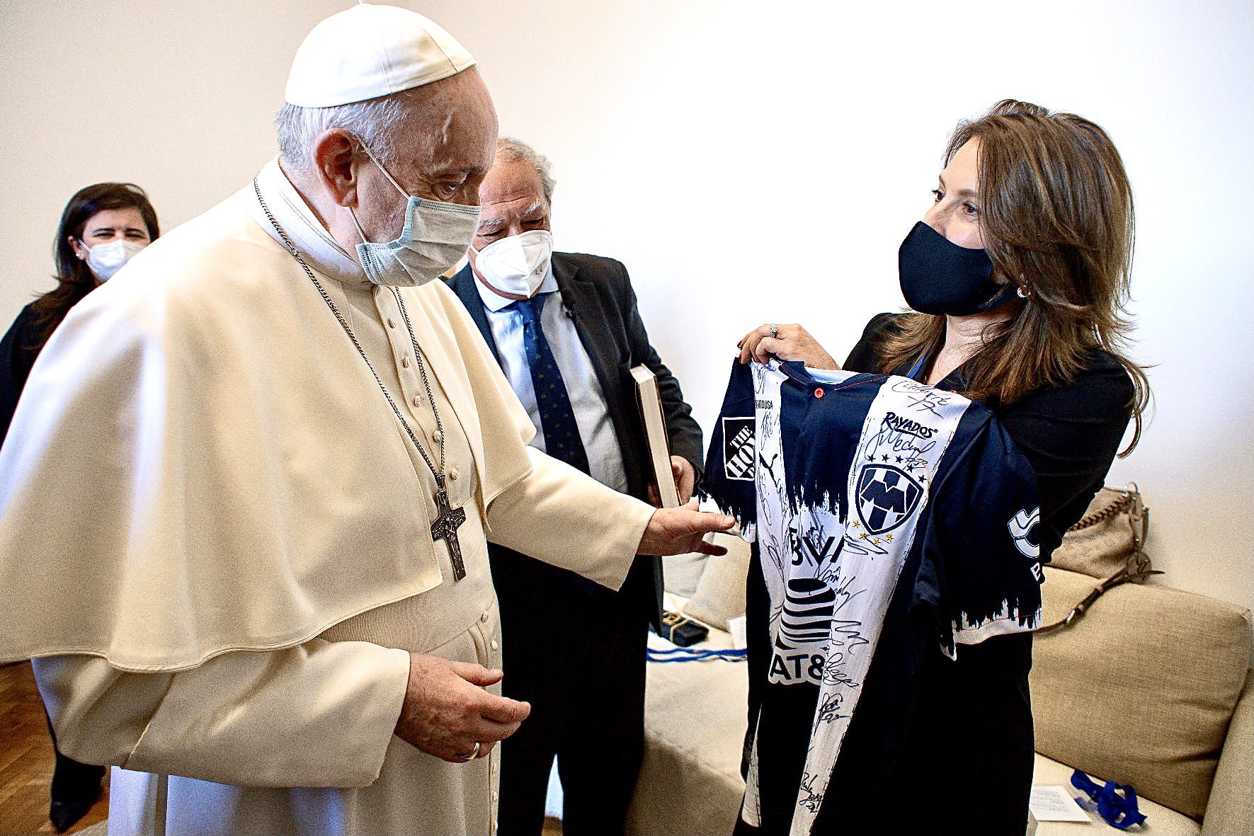 Más allá de la frontera, el Papa Francisco recibió una playera de los  Rayados de Monterrey - Infobae