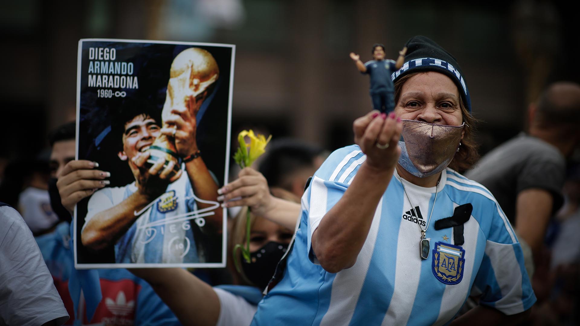 El póster con Diego y la Copa del Mundo de México 1986 y un muñeco. El fanatismo por Maradona no reconoce límites