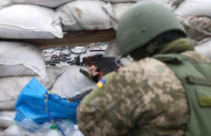 Un miembro de las Fuerzas de Defensa Territorial hacen guardia en un puesto en Kiev