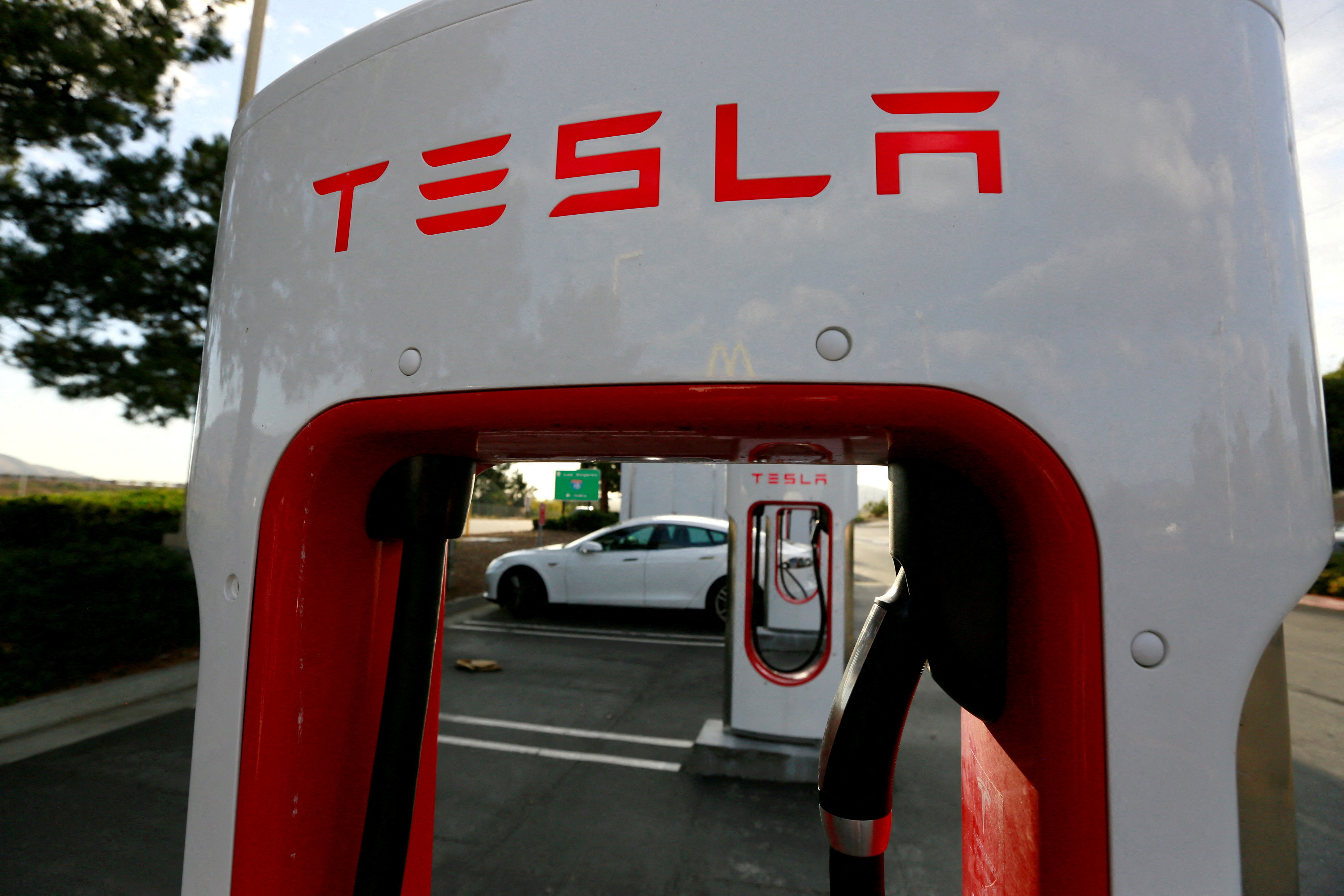 Un Tesla Model S carga en una estación de supercargadores de Tesla en Cabazon, California, Estados Unidos, 18 de mayo de 2016.  REUTERS/Sam Mircovich/Archivo