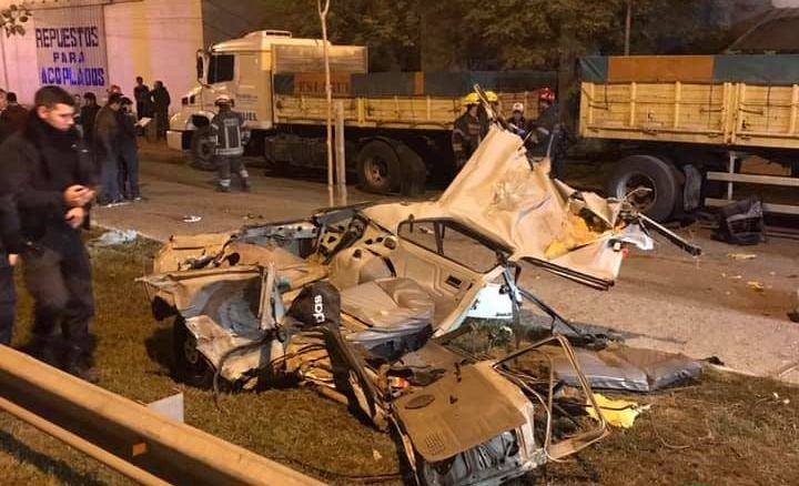 El Fiat 147 en el que viajaban las cinco víctimas (cuatro de ellas fatales) de la Masacre de Monte chocó contra un camión durante la persecución