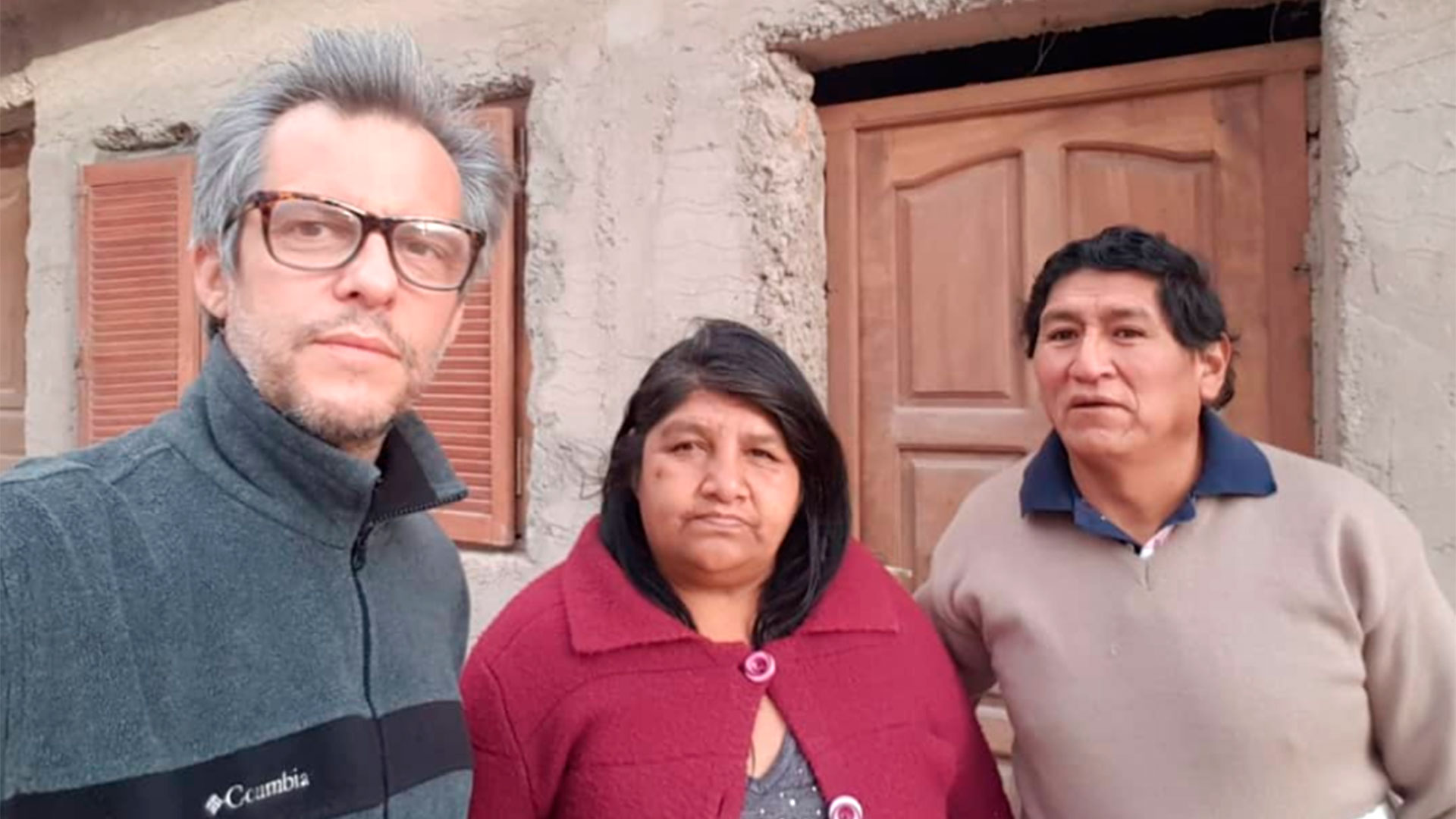 Racioppi junto a Miriam Vilte y Desiderio Condorí, padres de Luis Pato Condorí, asesinado por dos lugartenientes de Milagro Sala (foto Instagram) 
