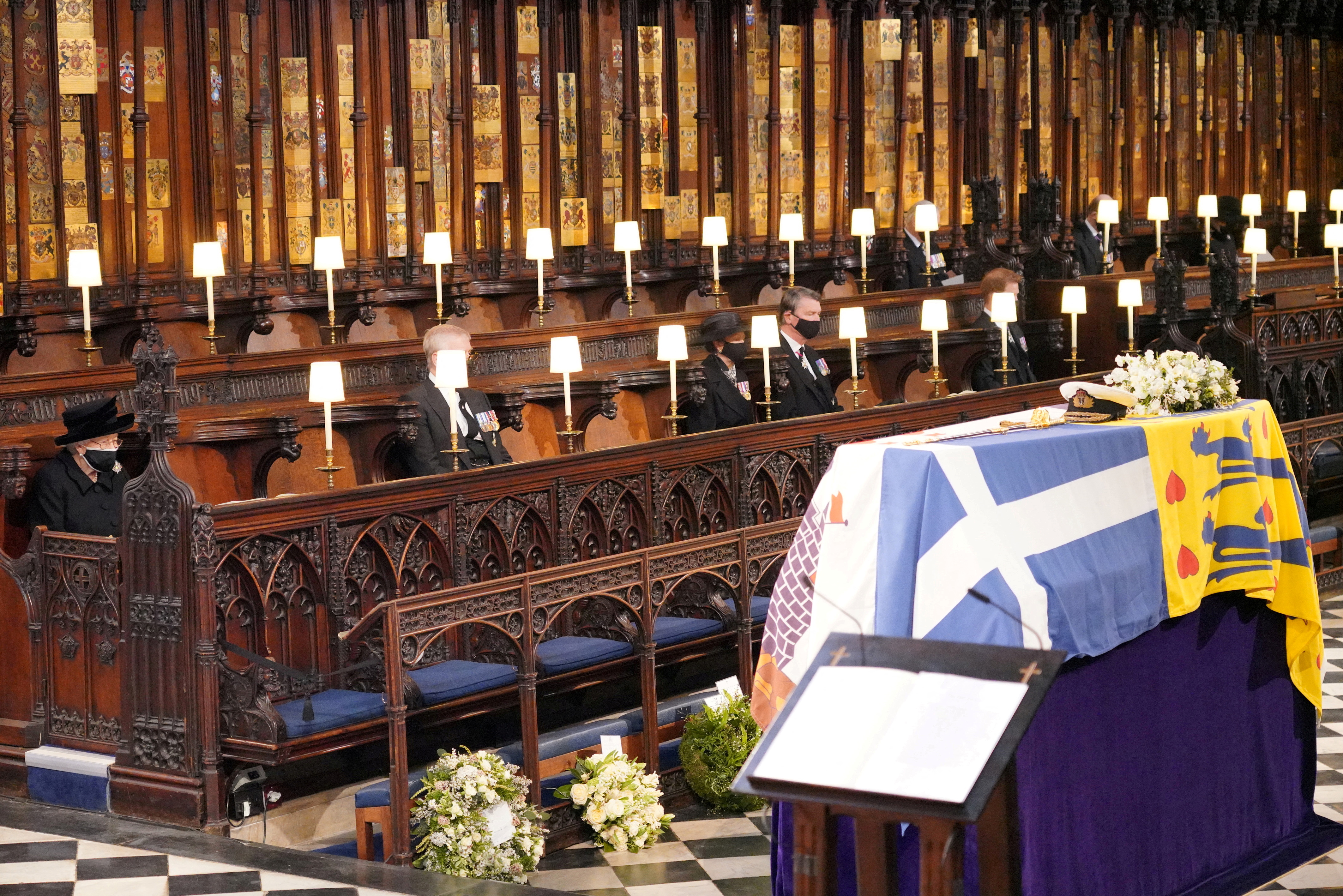 FOTO DE ARCHIVO: La reina Isabel II de Gran Bretaña mira el féretro de su marido, el príncipe británico Felipe, fallecido a los 99 años, durante su servicio fúnebre en la capilla de San Jorge, en Windsor, Gran Bretaña, el 17 de abril de 2021. Jonathan Brady/Pool vía REUTERS