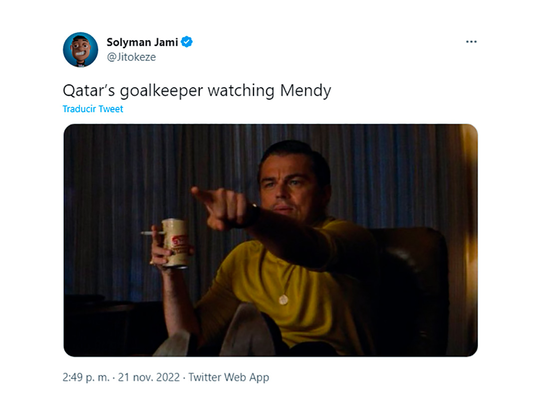 El arquero de Qatar viendo al de Senegal
