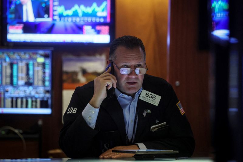 FOTO ARCHIVO: Un operador trabaja en el parqué de la Bolsa de Nueva York (NYSE) en Nueva York, Estados Unidos, 29 de noviembre de 2022.  REUTERS/Brendan McDermid/Foto de archivo