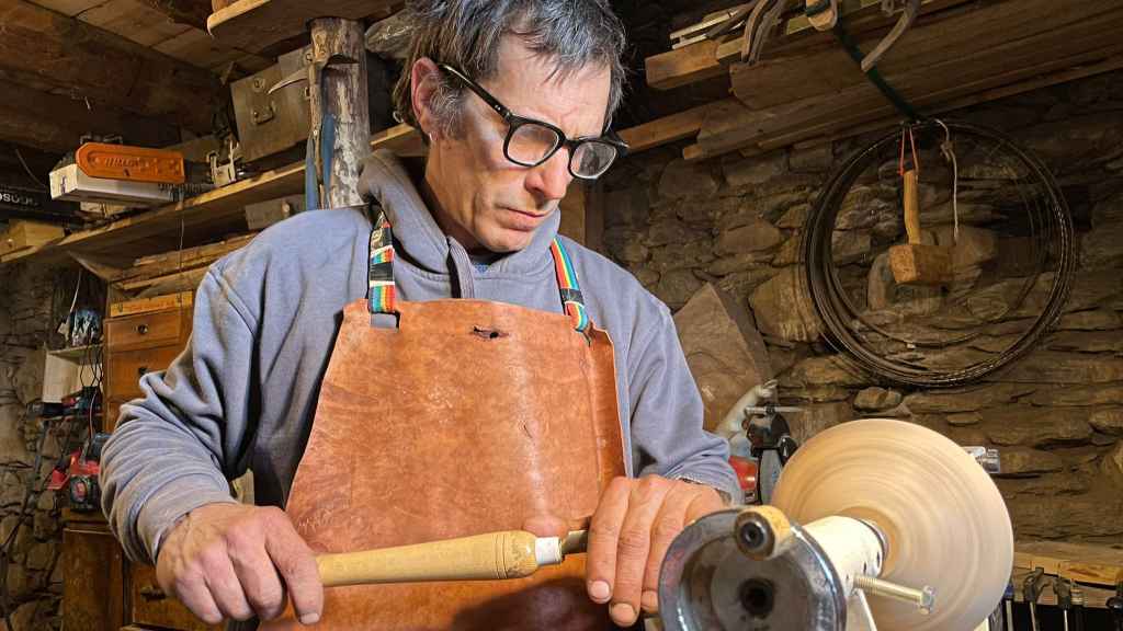 Eloi es un carpintero y artesano que practica el estilo de vida neorrural. Foto: El Español/Marc Solanes