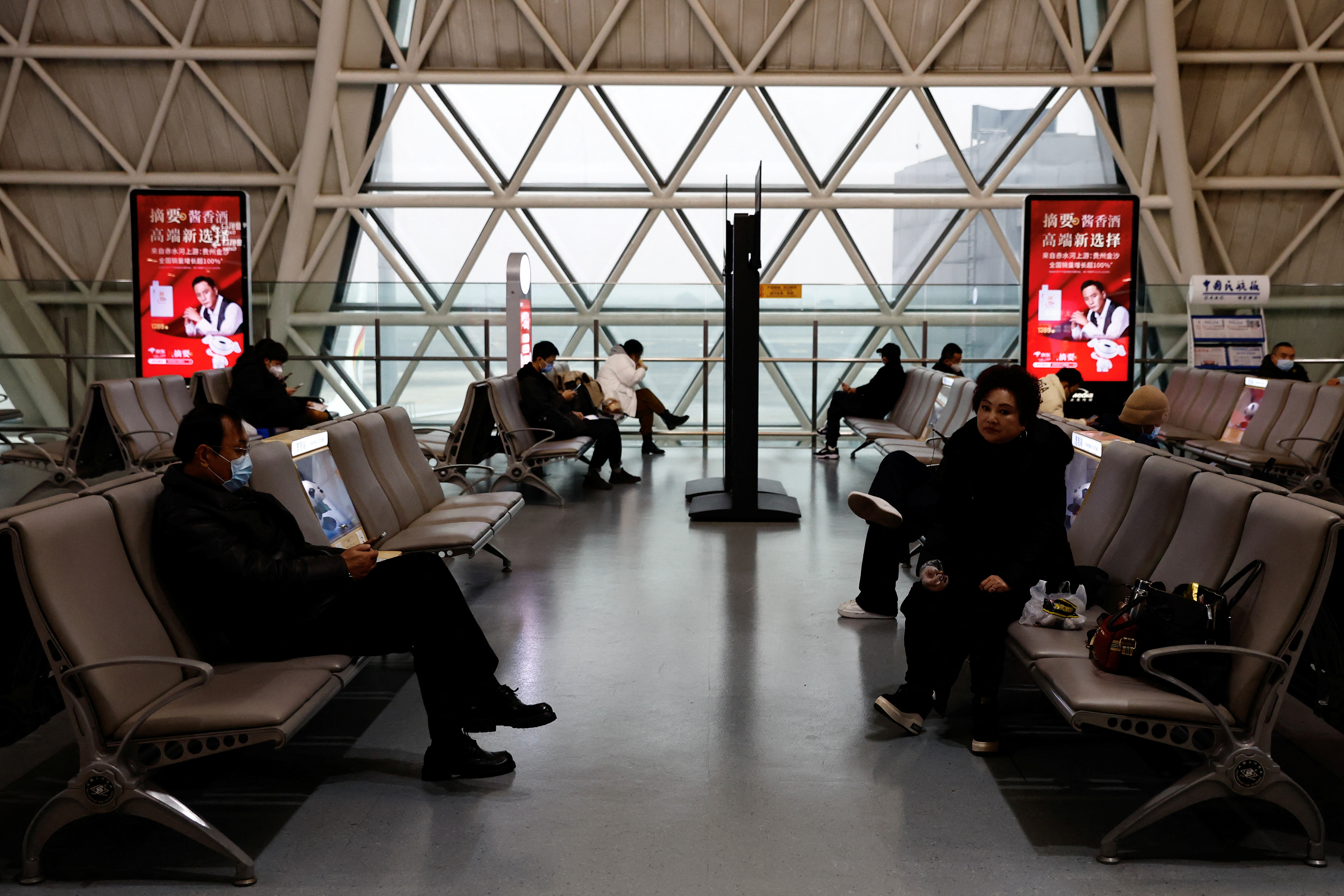 Viajeros esperan para embarcar en su avión en el aeropuerto internacional de Chengdu Shuangliu en medio de una oleada de contagios de la enfermedad por coronavirus (COVID-19), en Chengdu, provincia china de Sichuan, el 30 de diciembre de 2022. REUTERS/Tingshu Wang