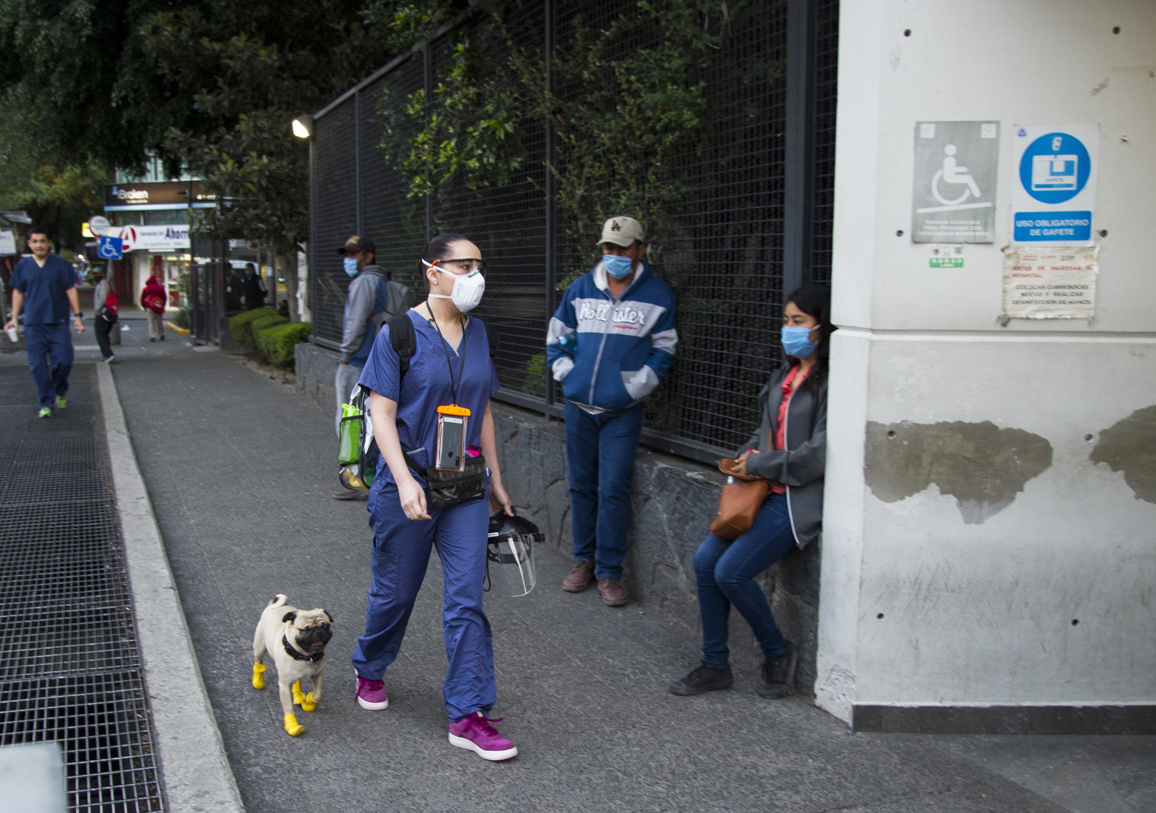 Lucía y El Tuerto llegan al hostpital 20 de Noviembre en la Ciudad de México. (Foto: Claudio Cruz/AFP).