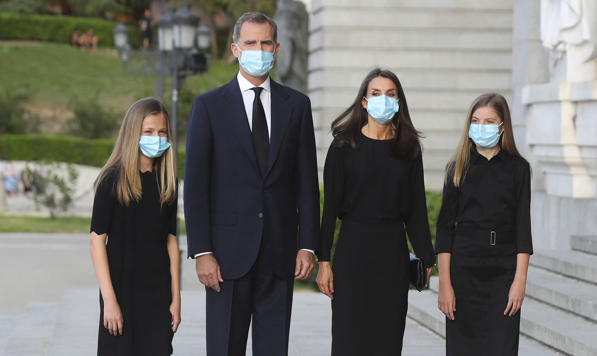 La princesa Leonor, heredera al trono de España, junto a su hermana, Sofía, y sus padres, los reyes Felipe y Letizia a la salida del servicio religioso en la capital española - Fotos: EFE- AFP