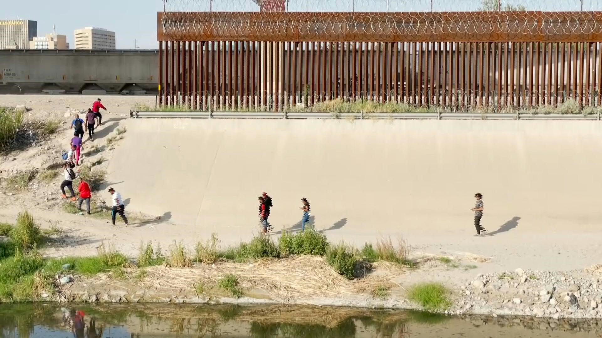 Cientos de migrantes cruzan a EEUU desde México esperanzados en obtener asilo