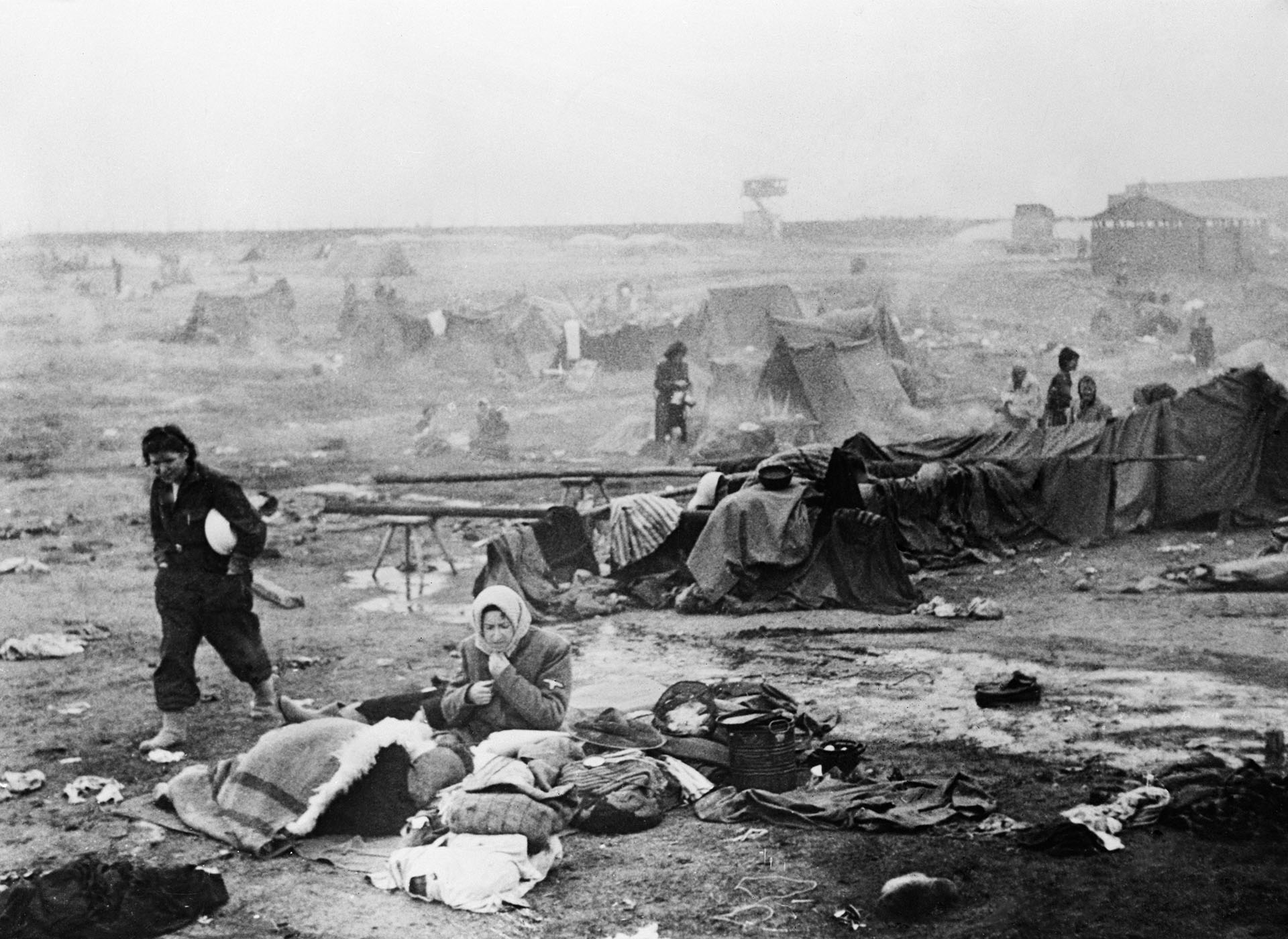 Carpas en el campo de Bergen Belsen. Allí Ana y Margot fueron confinadas en carpas. Eran más de ocho mil y no había barracones suficientes. Dos amigas de la autora del "Diario" la vieron llena de piojos que la torturaban, calva, demacrada y temblorosa (Bettmann Archive)