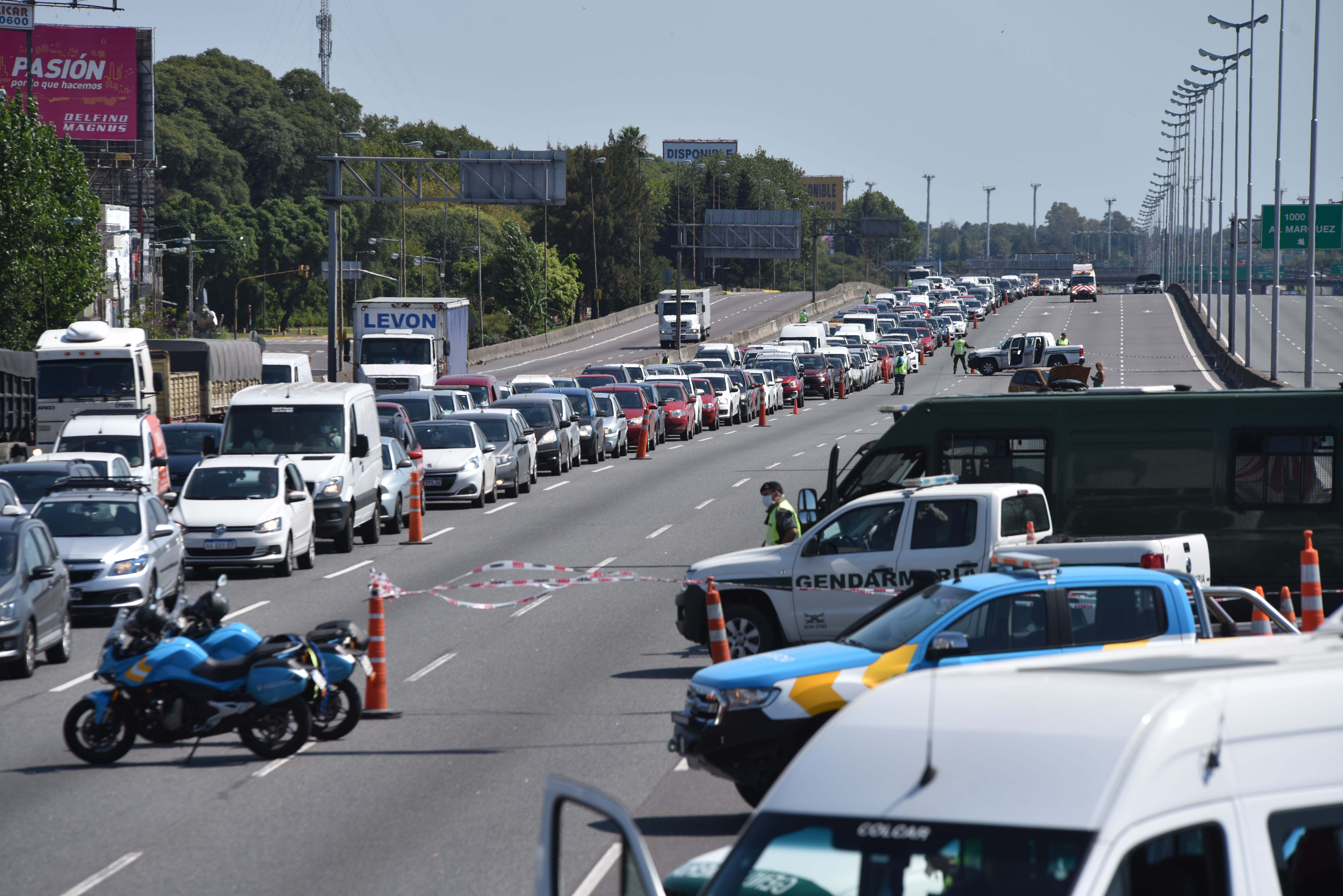 Enormes filas de automóviles esperando para pasar los controles en la Panamericana (Foto: Franco Fafasuli)