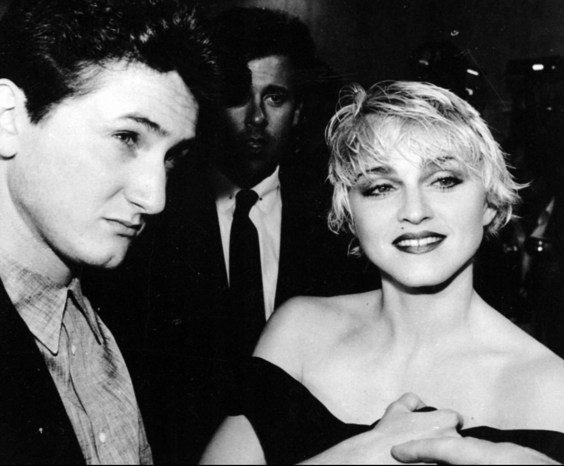  En el subsuelo de su mansión de Malibú Sean había montado un polígono de tiro donde, obsesionado con los supuestos romances extramatrimoniales de Madonna, usaba como blancos las fotos de sus antiguos novio (AP)