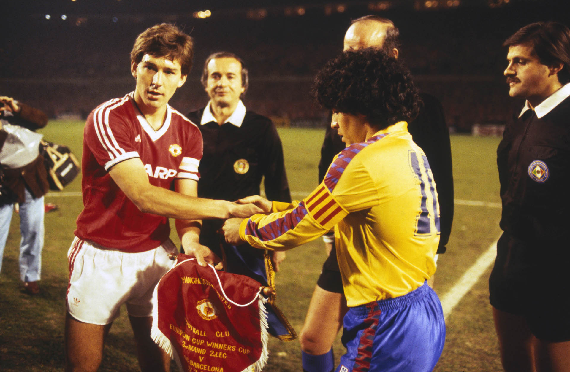 El saludo con el capitán del Manchester United, Bryan Robson, en Old Trafford