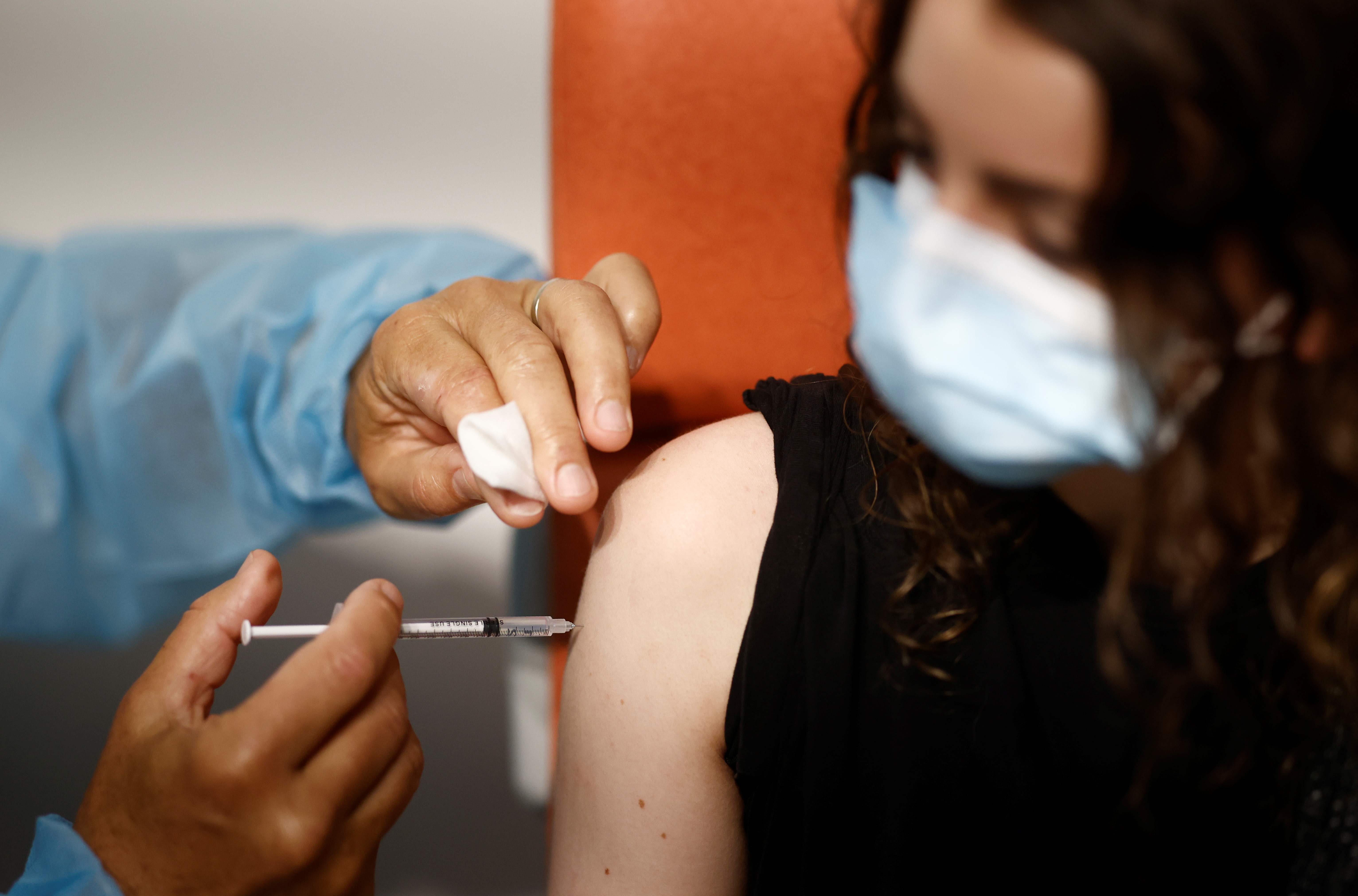 Al contagiarse el virus y desarrollar un cuadro leve o al vacunarse, la persona reduciría el riesgo de reinfección. Al estar en contacto con el virus nuevamente, se activan células del sistema inmune con memoria. Esas células hacen que el virus no avance. Pero si se trata de nuevas variantes del coronavirus, las células del sistema inmune de la persona que se recuperó o que se vacunó podrían no reconocer al virus y aumentar el riesgo de volver a tener la enfermedad/ REUTERS/Stephane Mahe