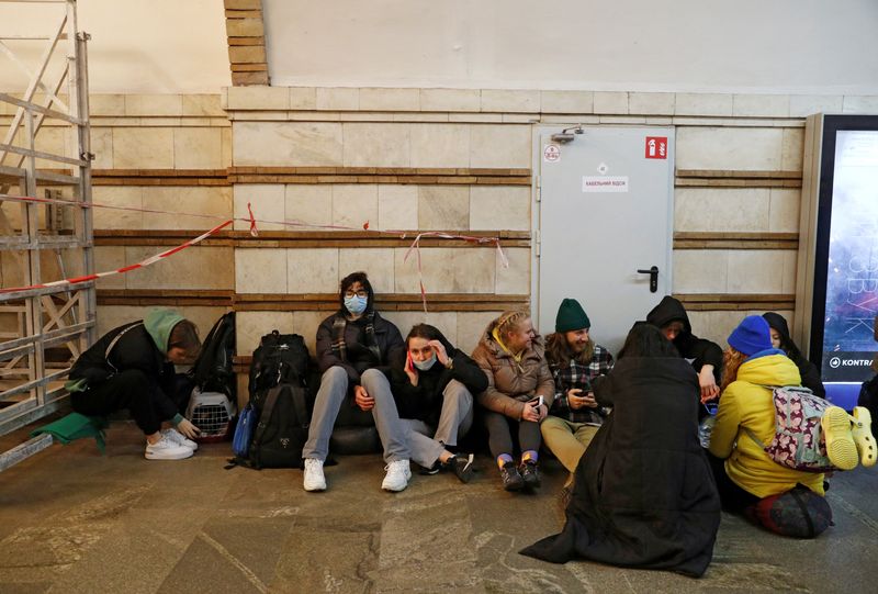 Uno de los argentinos que logró migrar de Ucrania estuvo cuatro días refugiado en una estación de metro en Kiev REUTERS/Valentyn Ogirenko