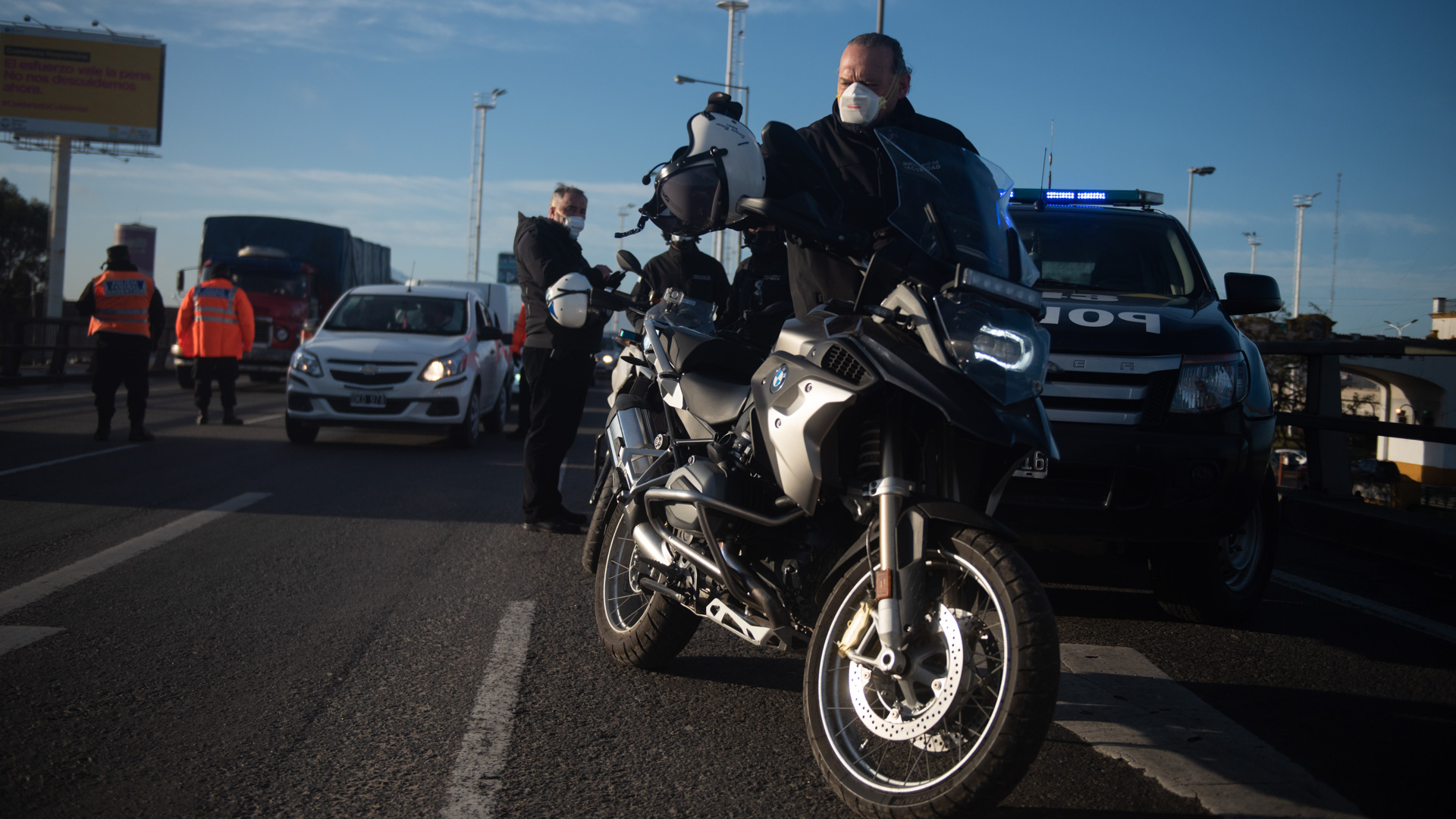 El ministro de Seguridad de la provincia, Sergio Berni, llegó al Puente La Noria en su moto, se quejó del operativo de la Policía Federal: