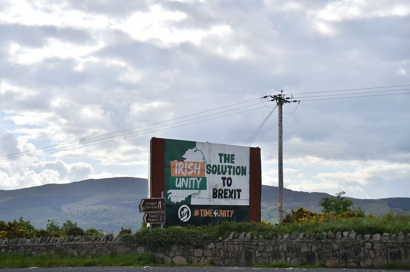 FOTO DE ARCHIVO. Un cartel se ve en la frontera entre Irlanda del Norte e Irlanda, en Jonesborough, Irlanda del Norte, el 19 de mayo de 2022. REUTERS/Clodagh Kilcoyne