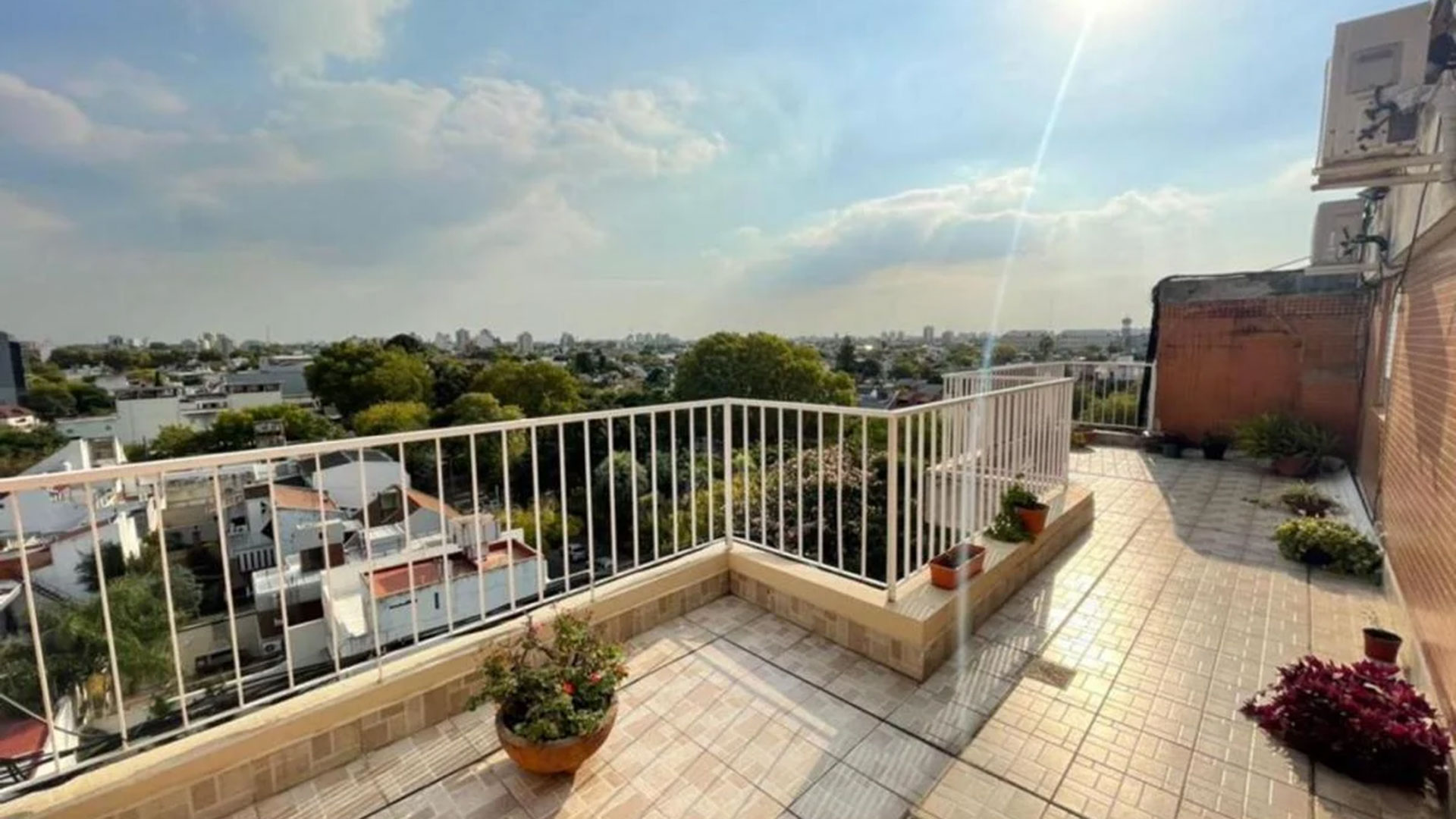 En Monte Castro, con 65 m2 se vende un dos ambientes en USD 86.000 que incluye balcón terraza propia, espacio que se valora mucho más desde que llegó la pandemia