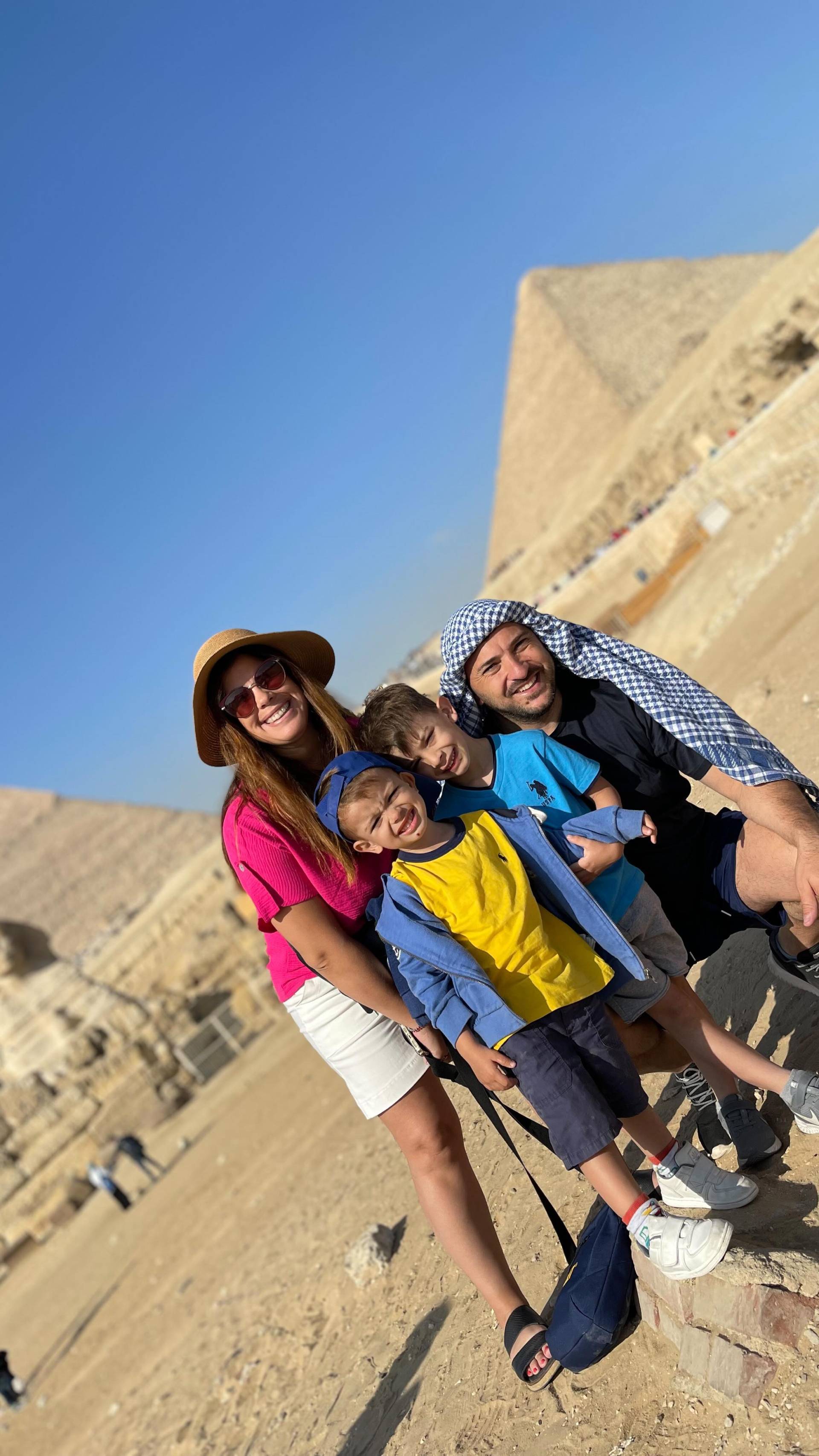 Diego Brancatelli con su mujer Cecilia Insinga y sus dos hijos Valentín y Luca viajaron a Egipto. La familia visitó El Cairo, conoció las Pirámides de Giza y pasearon en camello (Instagram)  