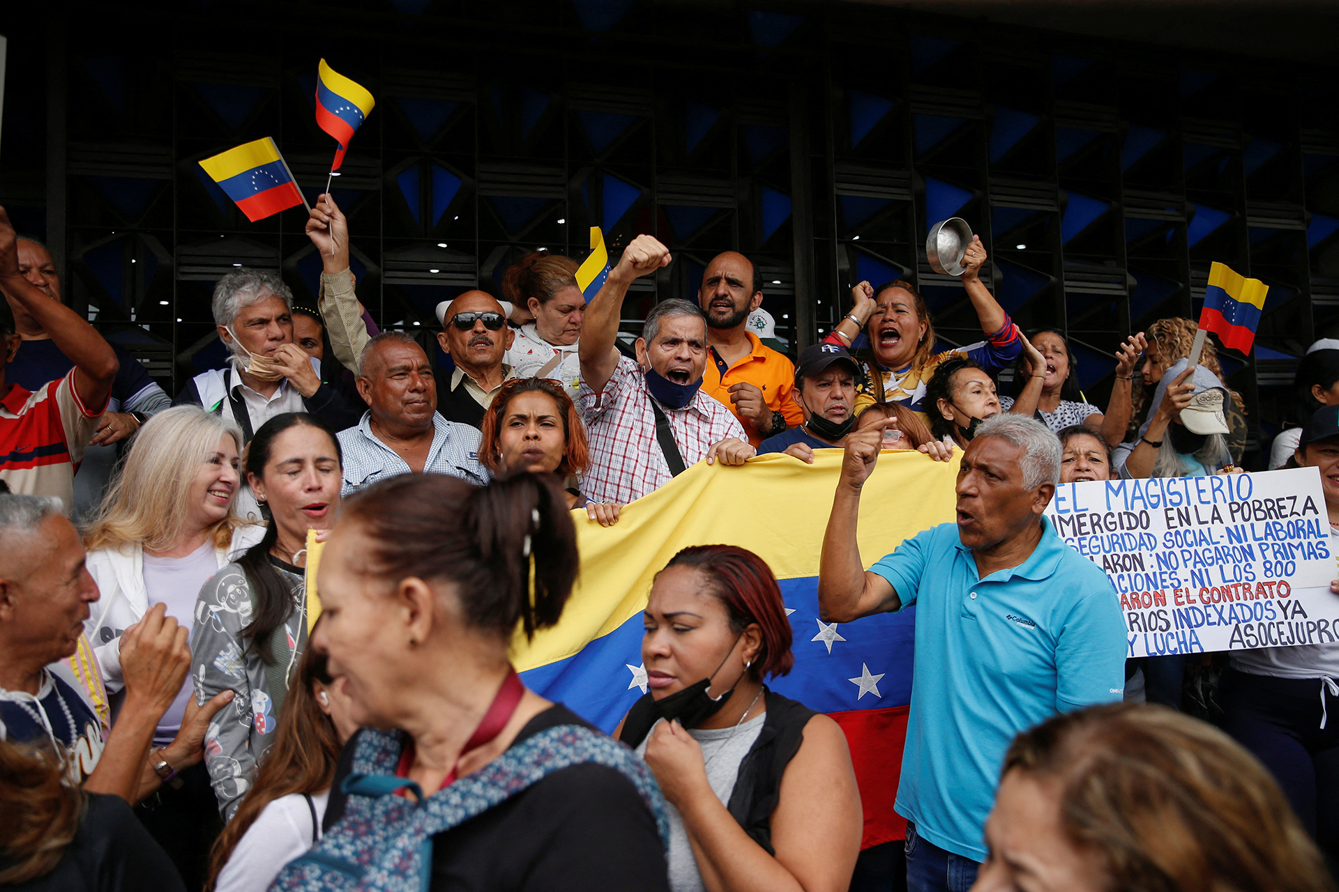 Los docentes venezolanos llevan meses exigiendo mejores condiciones laborales (REUTERS/Leonardo Fernandez Viloria)