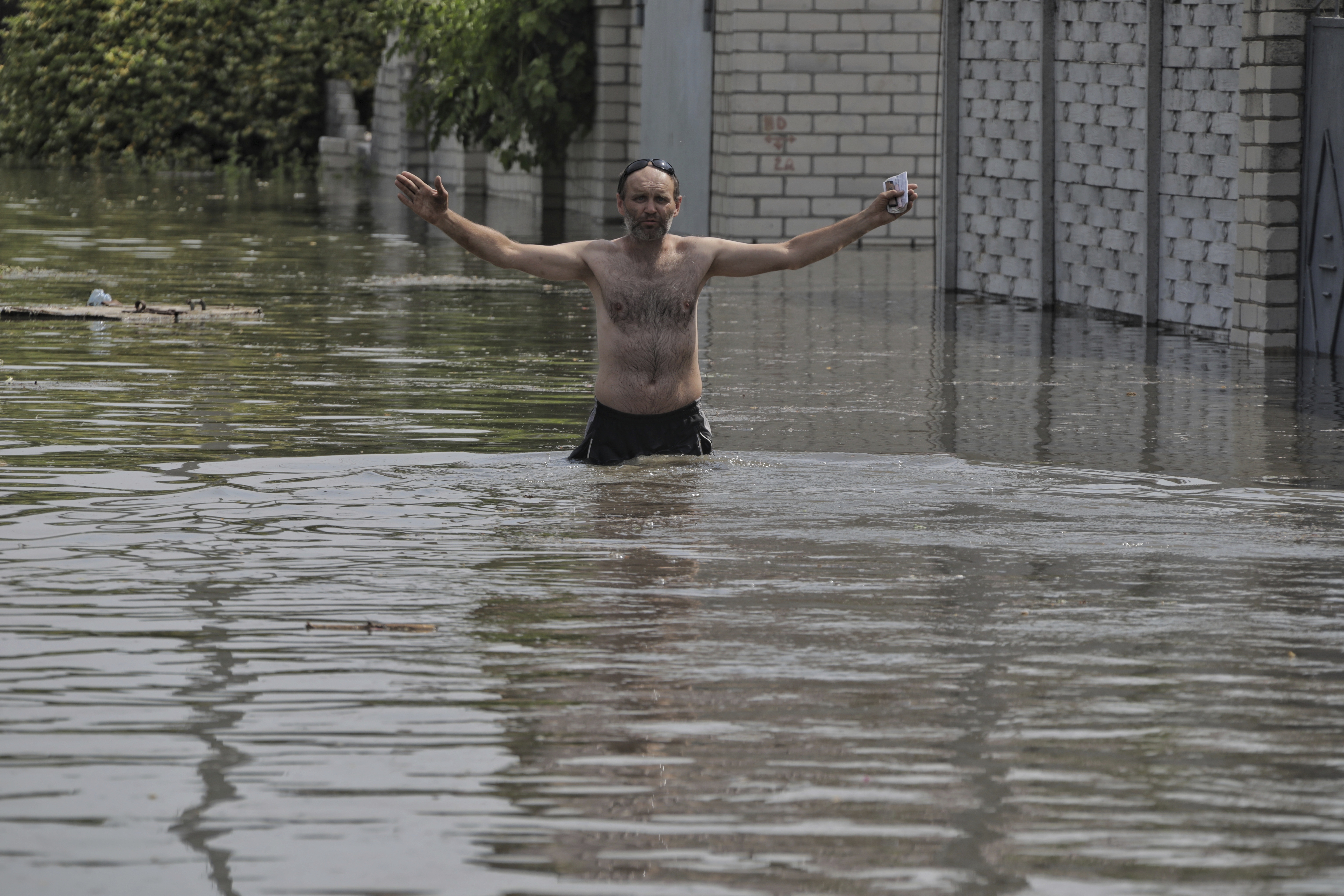 “Los rusos no se preocuparon por las consecuencias cuando atacaron la presa. No merecen perdón”, dijo Oleksandr Sokeryn, que perdió su casa por la inundación. (AP)