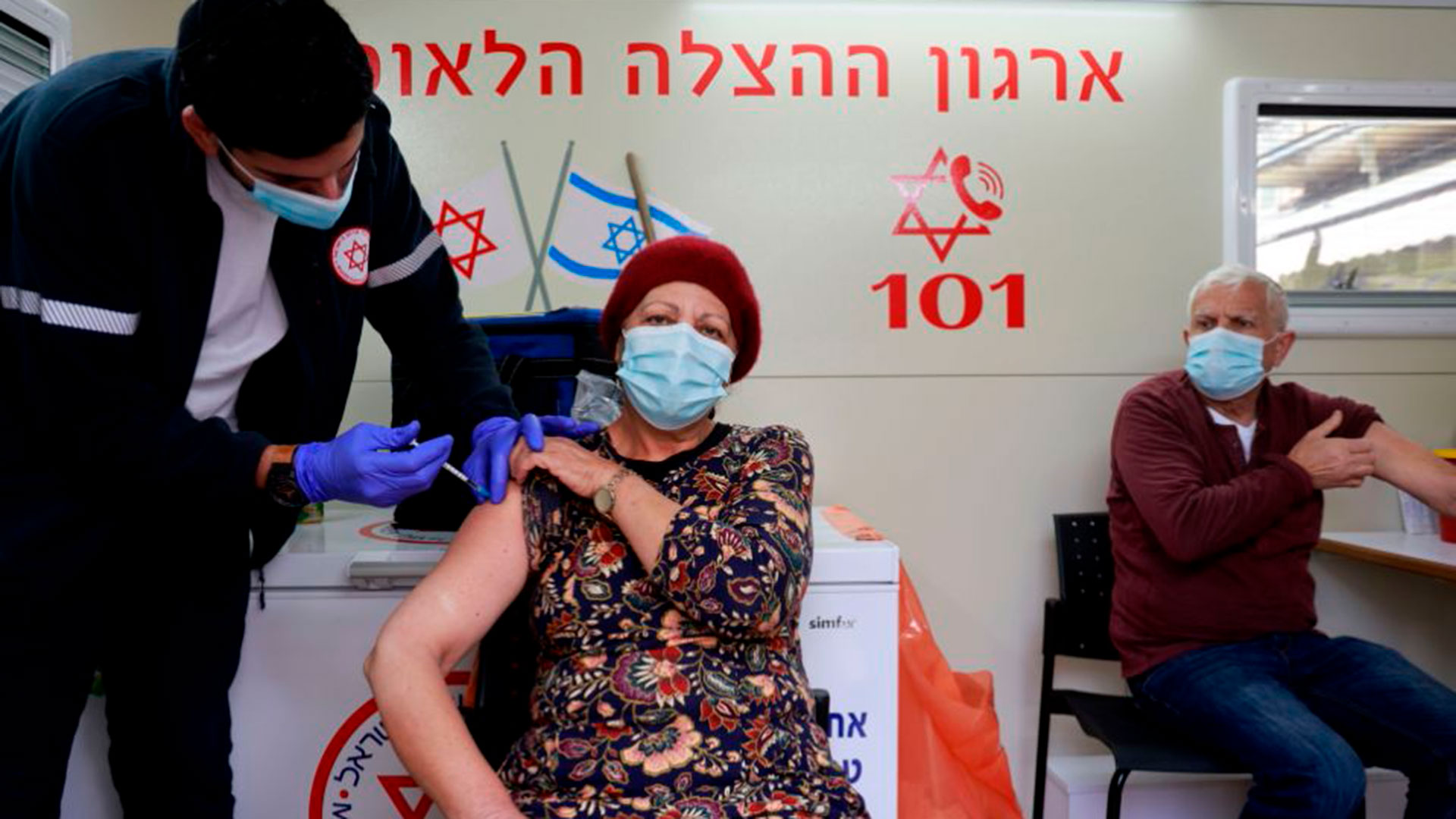 El 61,64% de la población de Israel ya fue inoculada con la primera de las dosis de la vacuna Pfizer- BioNTech y el 57,25% recibió ambas aplicaciones (MENAHEM KAHANA / AFP)