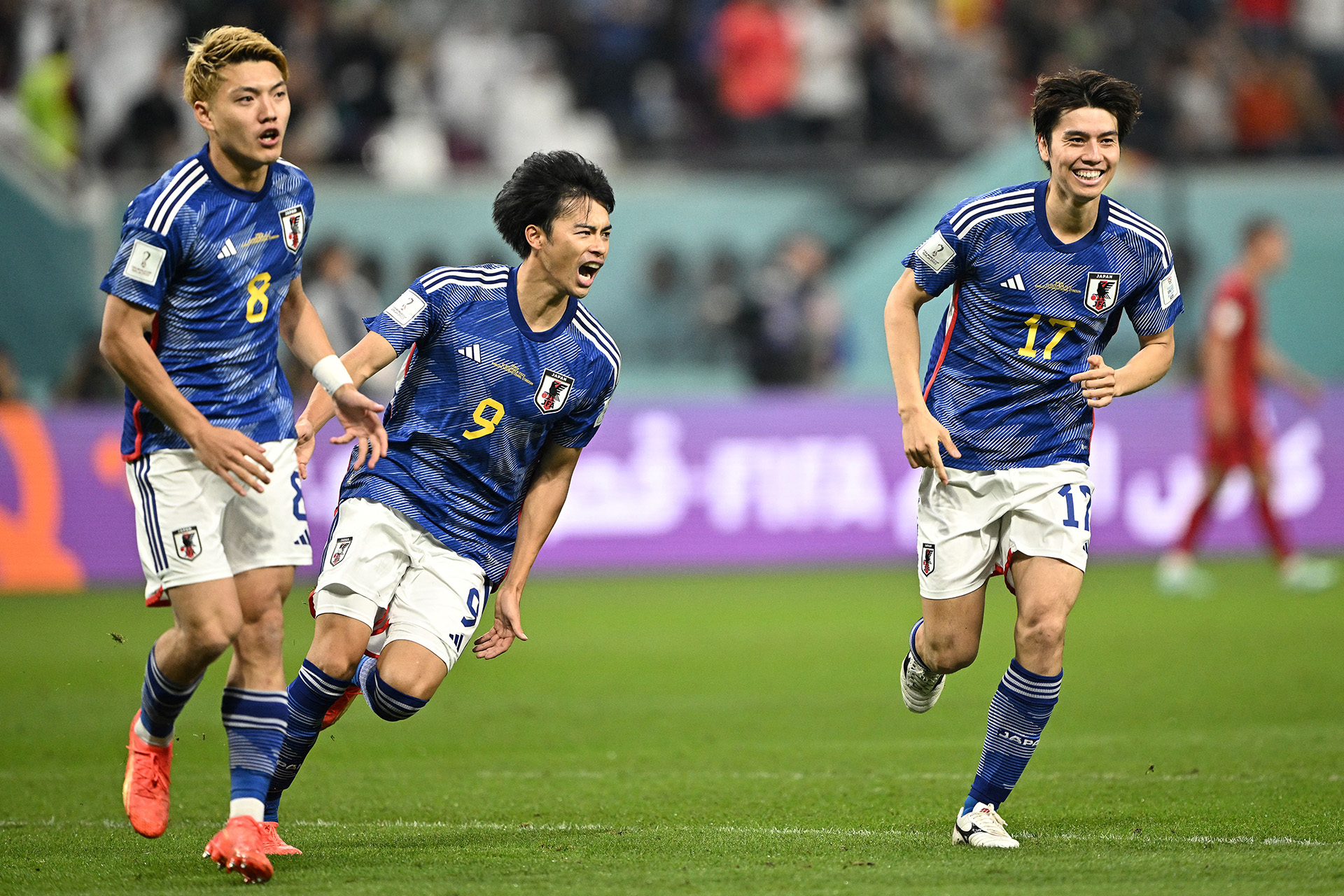 El mediocampista japonés #08 Ritsu Doan (L) celebra marcar el primer gol de su equipo durante el partido de fútbol del Grupo E de la Copa Mundial Qatar 2022 entre Japón y España en el Estadio Internacional Khalifa en Doha el 1 de diciembre de 2022.. (Photo by Philip FONG / AFP)