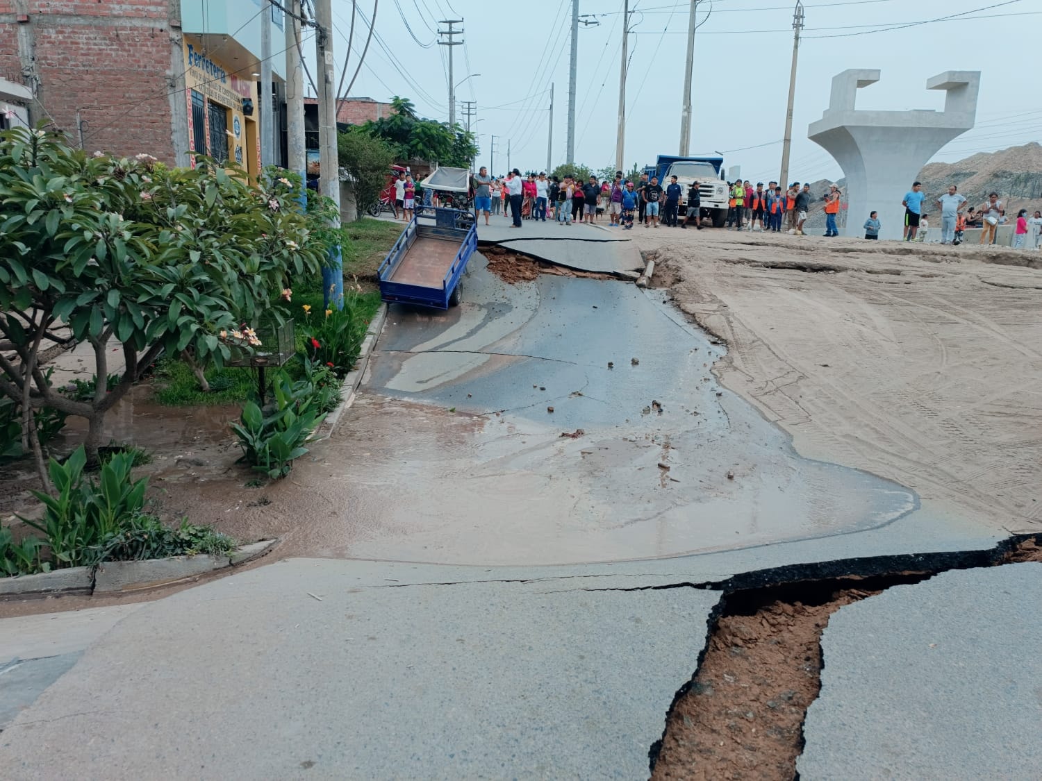 Pistas rotas tras hundimiento en Chancay. Foto: Aktiva FM