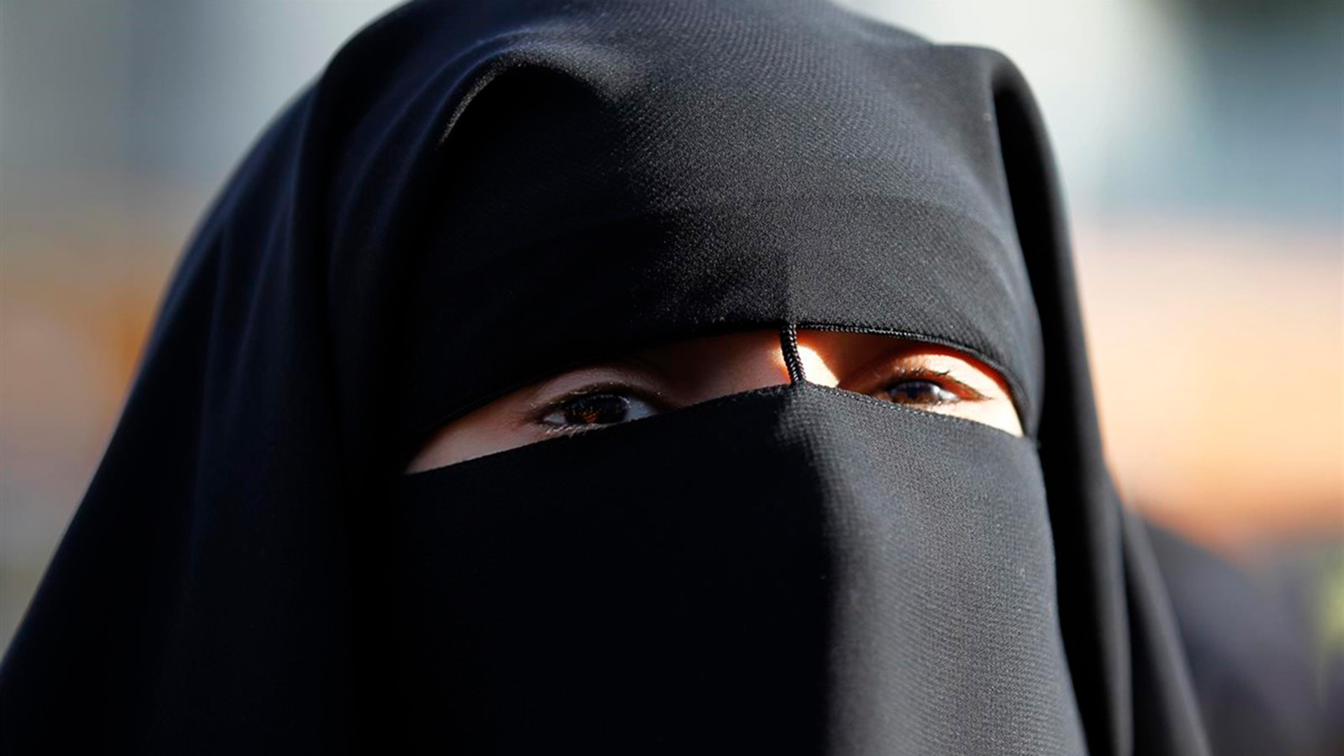 Los talibanes ordenaron que las mujeres usen niqab en las universidades, el velo que solo deja los ojos al descubierto - Infobae