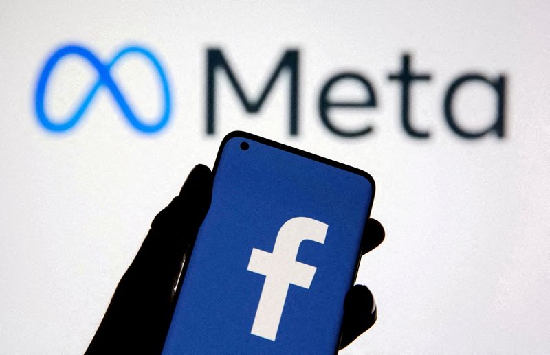 FOTO DE ARCHIVO: Un celular con el logo de Facebook con el nuevo logo de Meta en una ilustración tomada el 28 de octubre del 2021  REUTERS/Dado Ruvic/Ilustración