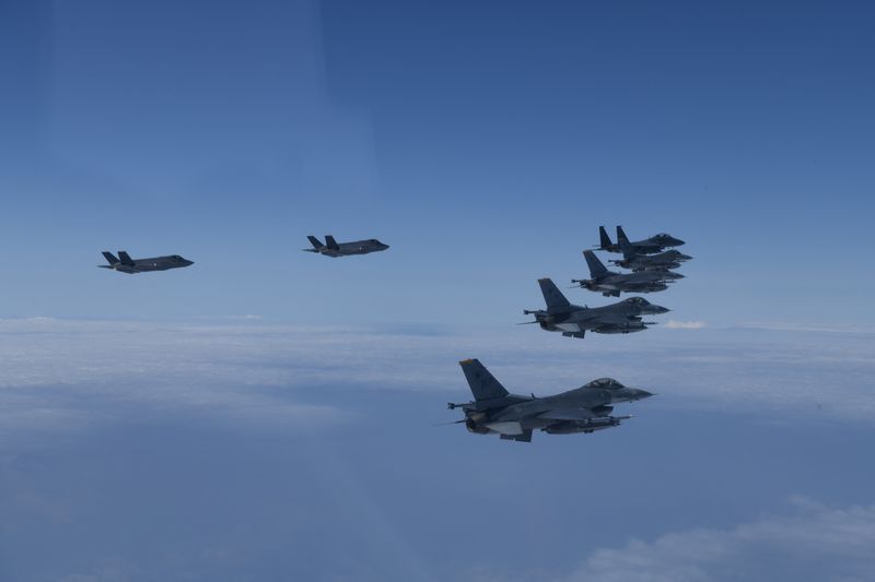 Cazas de las fuerzas aéreas de Estados Unidos y Corea del Sur realizan un vuelo en formación durante su ejercicio militar en un lugar no identificado (Ministerio de Defensa/Yonhap vía REUTERS)