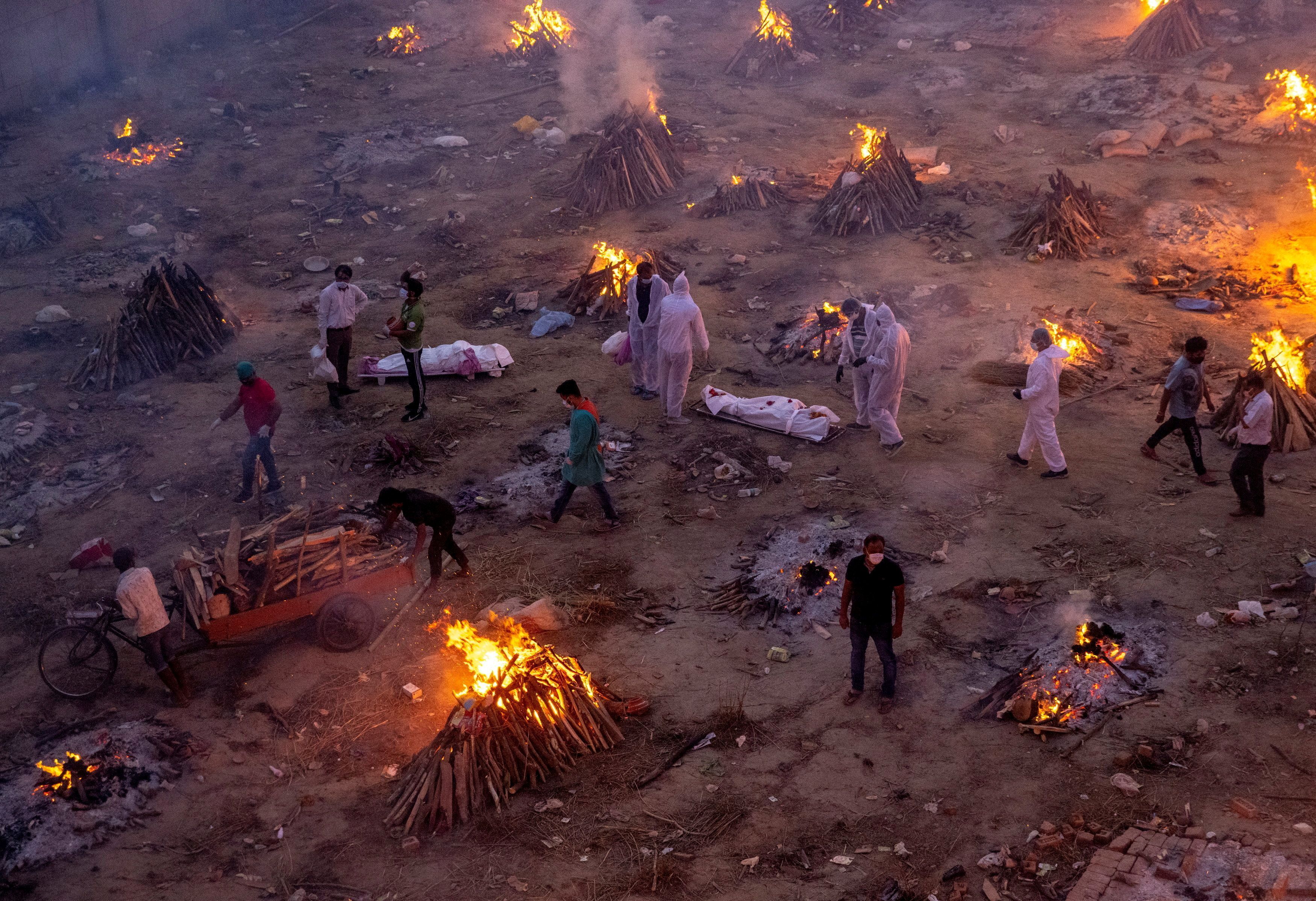 La gente espera para incinerar a las víctimas que murieron debido al coronavirus, en un terreno del crematorio en Nueva Delhi, India, el 23 de abril de 2021. 