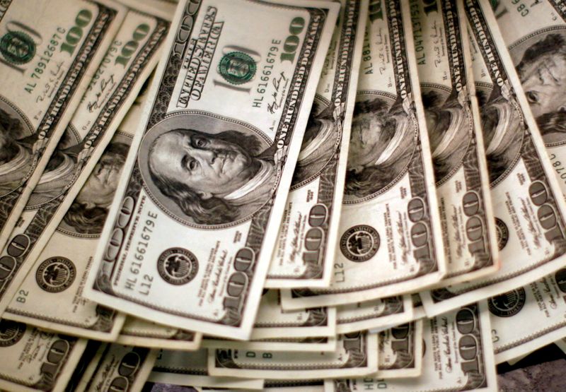 Imagen de archivo de un banquero contando billetes de 100 dólares en un banco en Westminster, Colorado, Estados Unidos. 3 de noviembre, 2009.  REUTERS/Rick Wilking/Archivo
