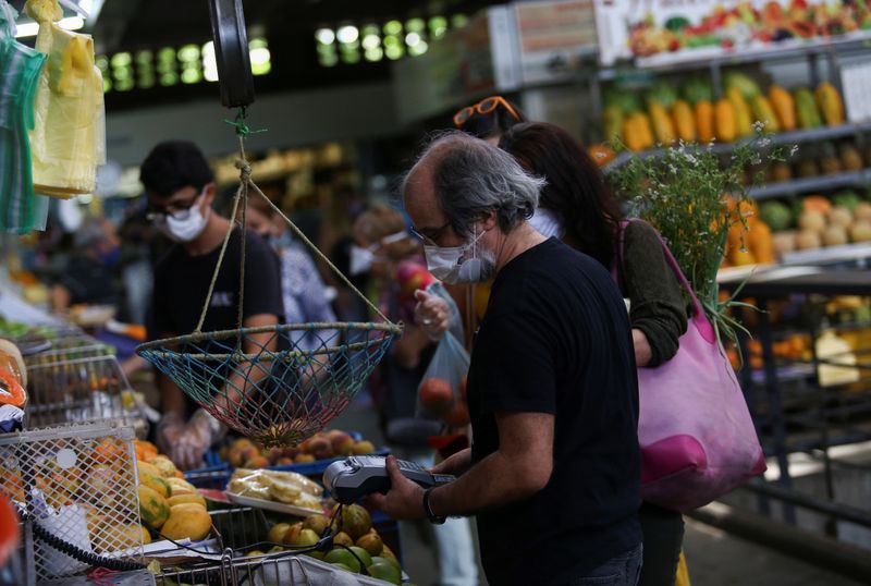 Personas compran hortalizas en un mercado en Caracas, Venezuela [9 de mayo de 20209] (Reuters/ Fausto Torrealba)