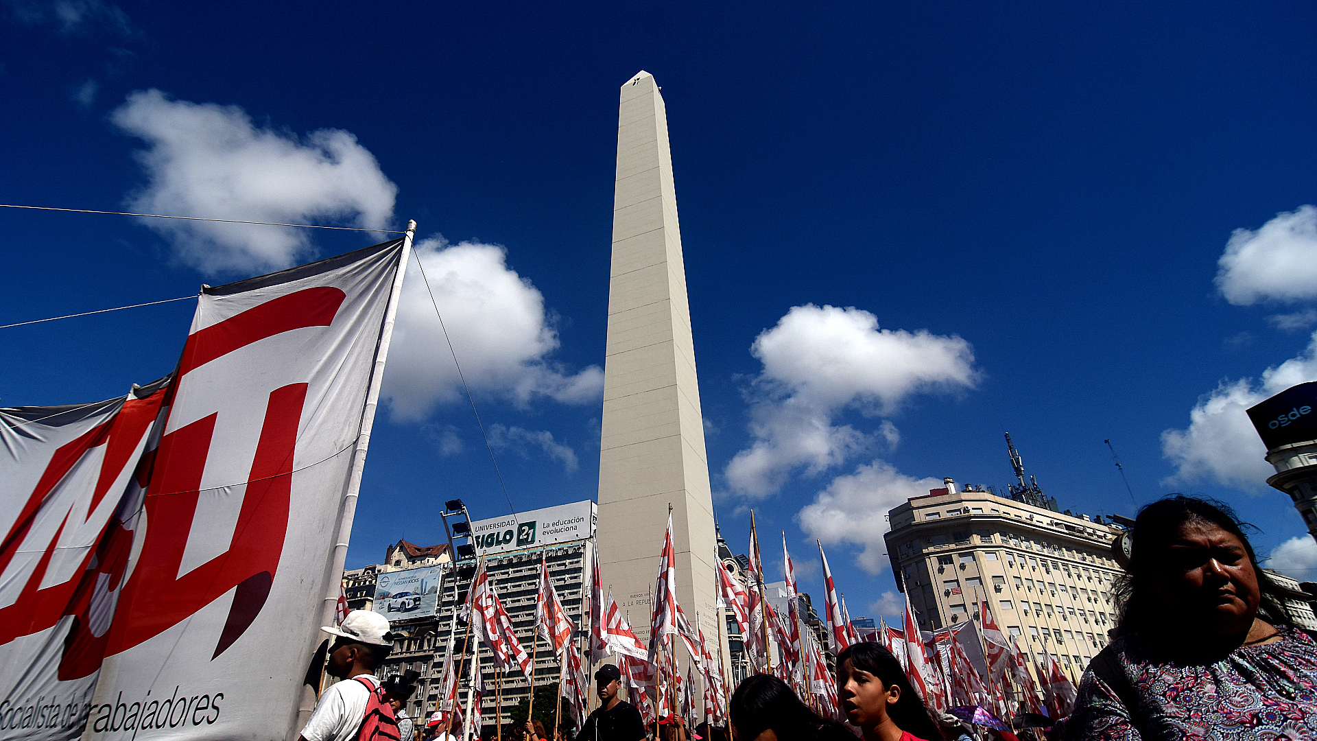 Los movimientos de izquierda marchan por el Obelisco.