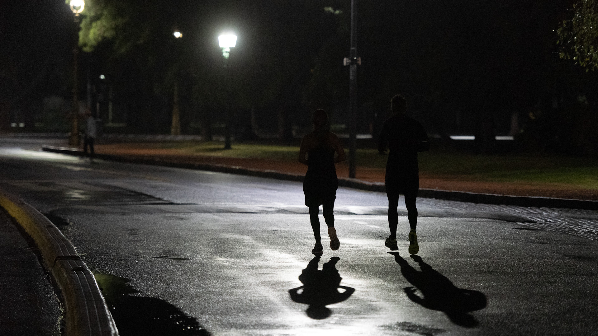 Quienes elijan salir a correr podrán hacerlo de a dos pero siempre manteniendo una distancia de dos metros. Las autoridades porteñas también pidieron que los vecinos realicen sus actividades cerca de sus casas para evitar así el uso del transporte público.