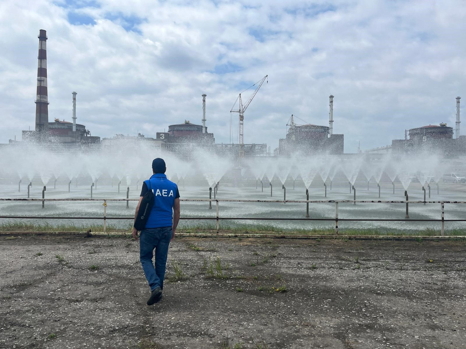 El estanque de refrigeración de la planta de Zaporizhzhia durante la visita de la misión de expertos del Organismo Internacional de Energía Atómica (OIEA) (REUTERS)