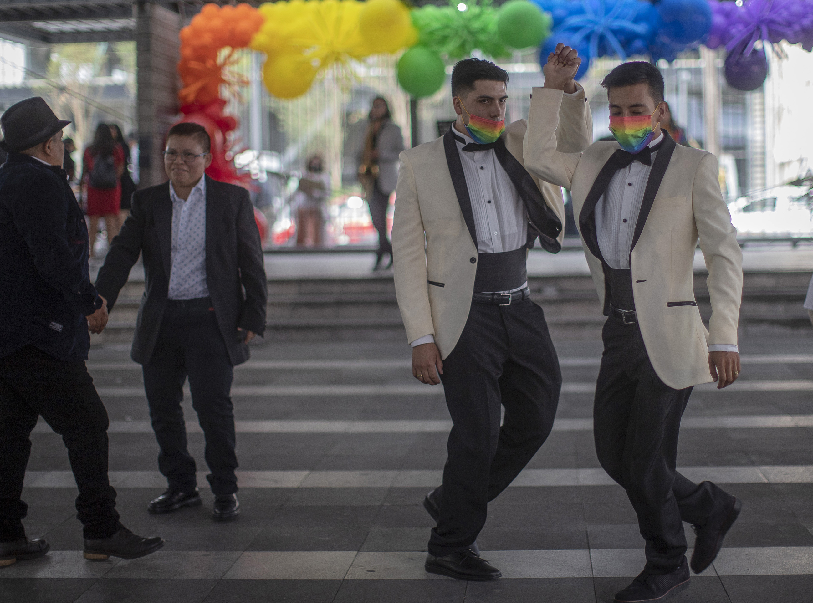 MEX3205. CIUDAD DE MÉXICO (MÉXICO), 31/12/2022.- Fotografía de archivo fechada el 24 de junio de 2022, que muestra a una parejas LGBT mientras contraen matrimonio en el registro civil de la Ciudad de México (México). Para la comunidad LGBTI+ en México, el 2022 pasará a la historia como el año en el que el matrimonio igualitario se hizo realidad en todos los estados del país, más de una década después de reconocerse por primera vez en la capital mexicana. EFE/ Isaac Esquivel ARCHIVO
