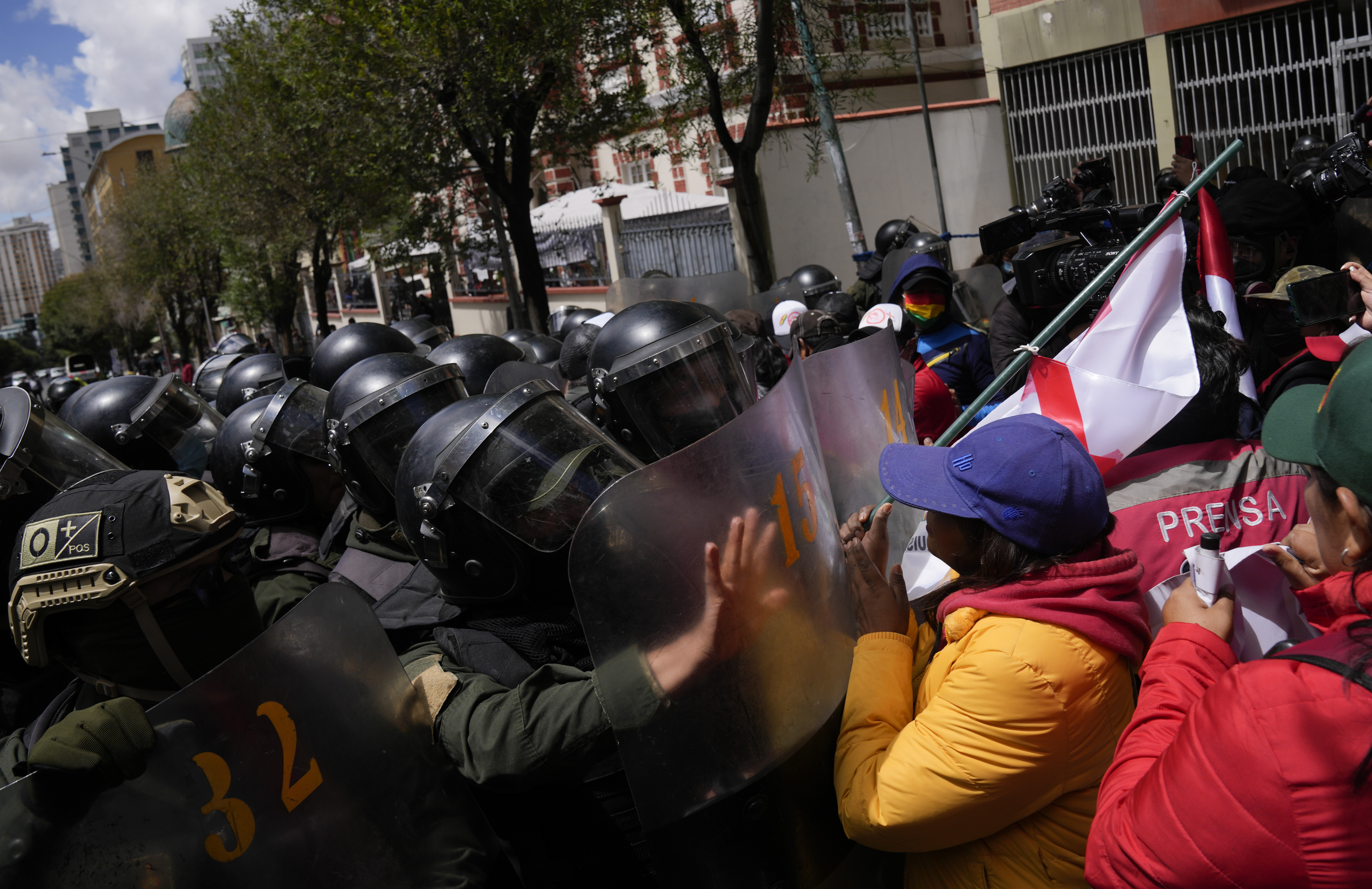 Los manifestantes chocan con la policía que intenta evitar que lleguen al Ministerio de Educación en La Paz, Bolivia (AP Foto/Juan Karita)