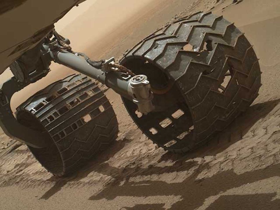 Las ruedas del rover Curiosity se han dañado a lo largo de los años, dejando pequeños trozos de aluminio. NASA/JPL-Caltech
