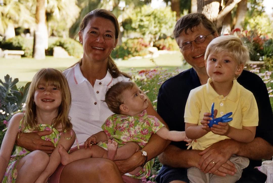 La familia Gates. Bill y Melinda con sus hijos cuando eran pequeños (Foto: Instagram@melindafrenchgates)