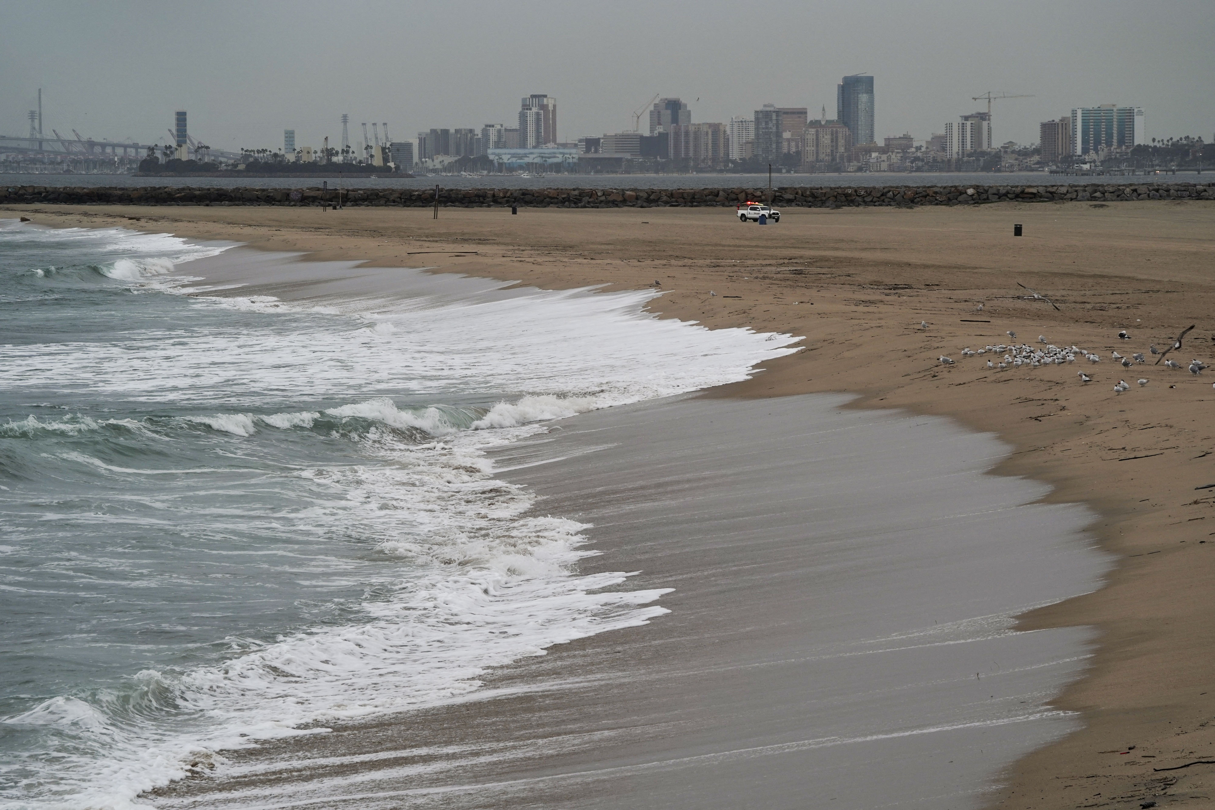 Una vista general de la playa de Long Beach, California, EEUU, cerrada por una advertencia de tsunami que se emitió después de la erupción del volcán submarino a más de 8500 km de distancia este 15 de enero de 2022 (REUTERS/Bing Guan)