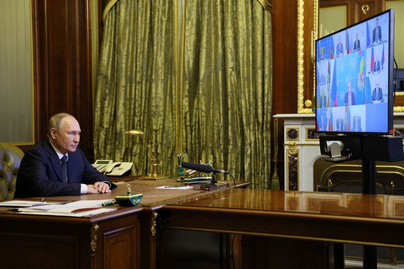 Vladimir Putin asiste a una reunión con miembros del Consejo de Seguridad a través de una videoconferencia en San Petersburgo (Reuters)