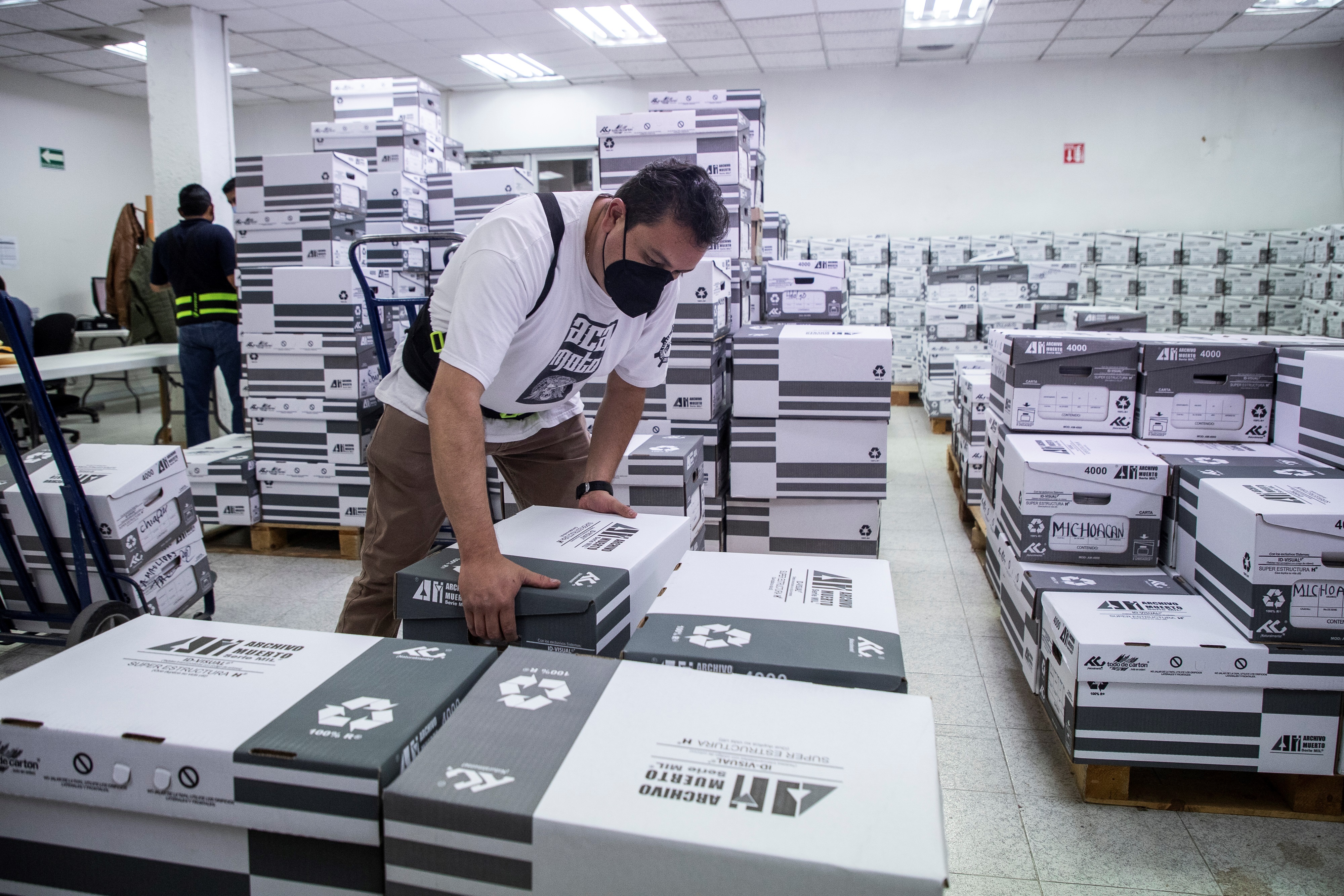 Lorenzo Córdova informó que 5 millones 666 mil firmas fueron sacadas de las más de 3 mil 200 cajas en las que fueron entregadas al INE y se encuentran en proceso de verificación (Foto: EFE/Madla Hartz)