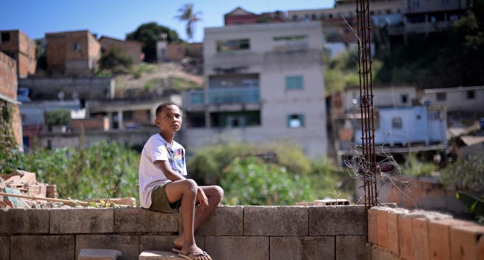 Miguel Barros, el niño de de 11 años que recibió donaciones de alimentos después de llamar a la policía porque tenía hambre, mira su casa en Santa Luzia, un municipio de Belo Horizonte, Brasil. (AFP)